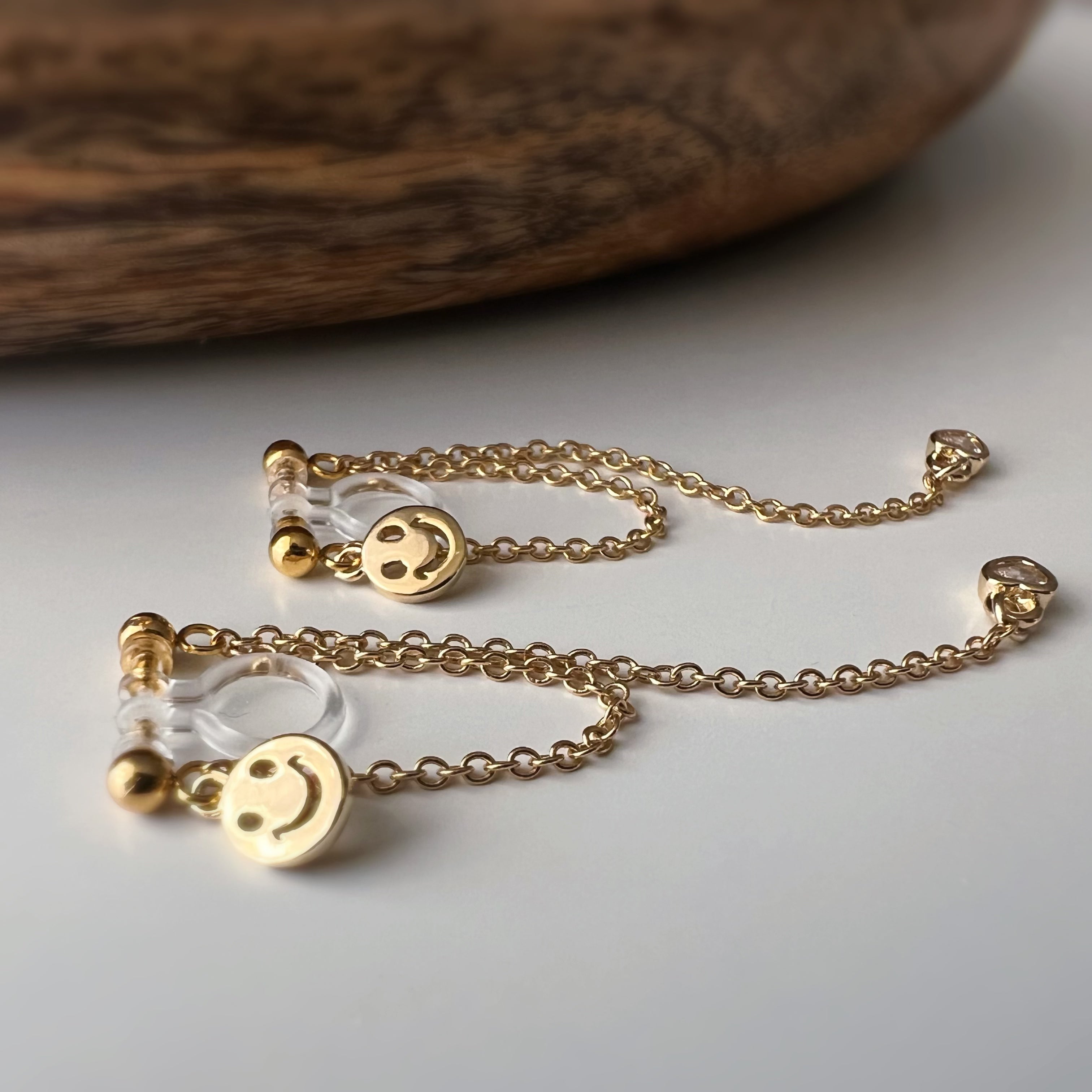 Clips d’oreilles smiley chaîne pendante