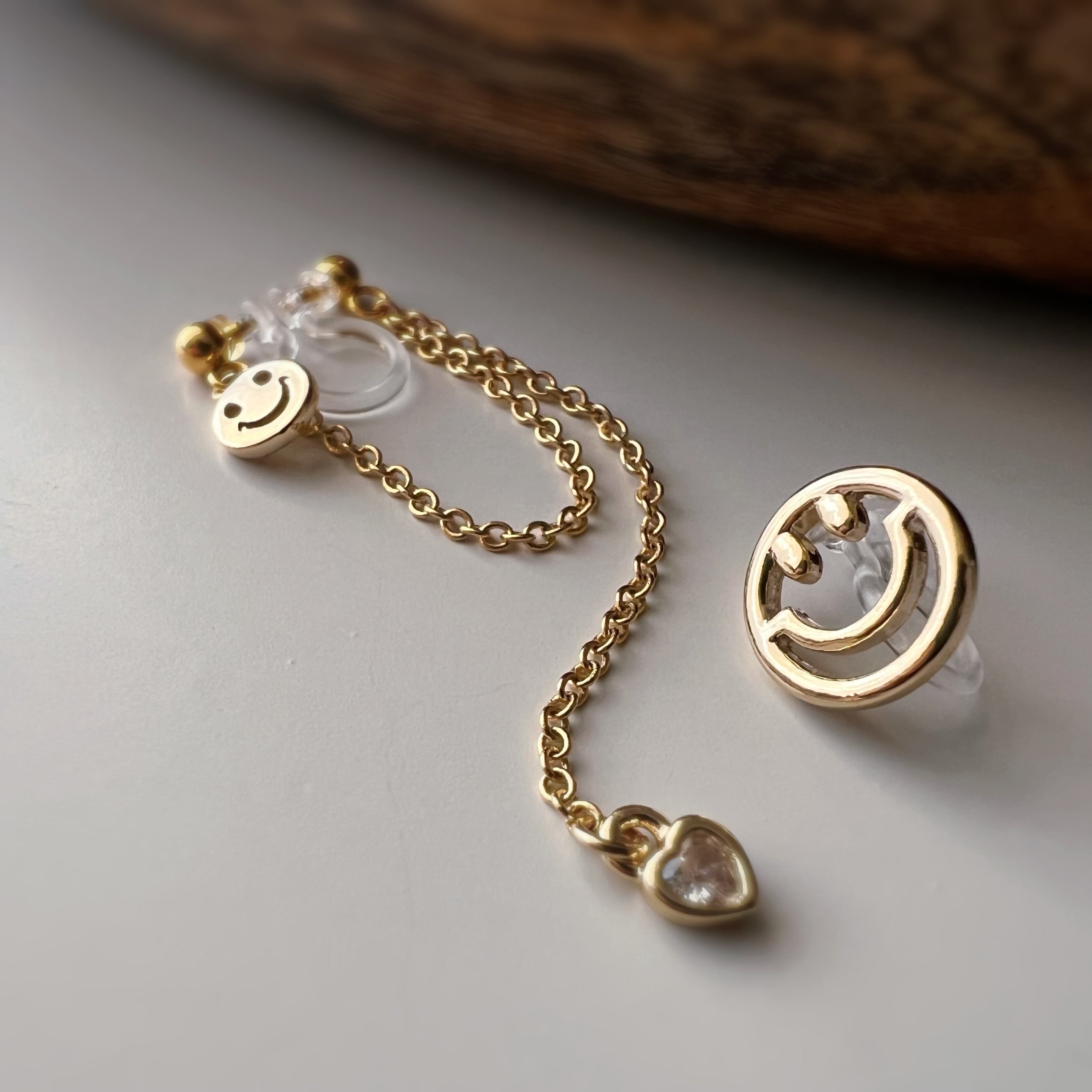 Clips d’oreilles asymétriques smiley