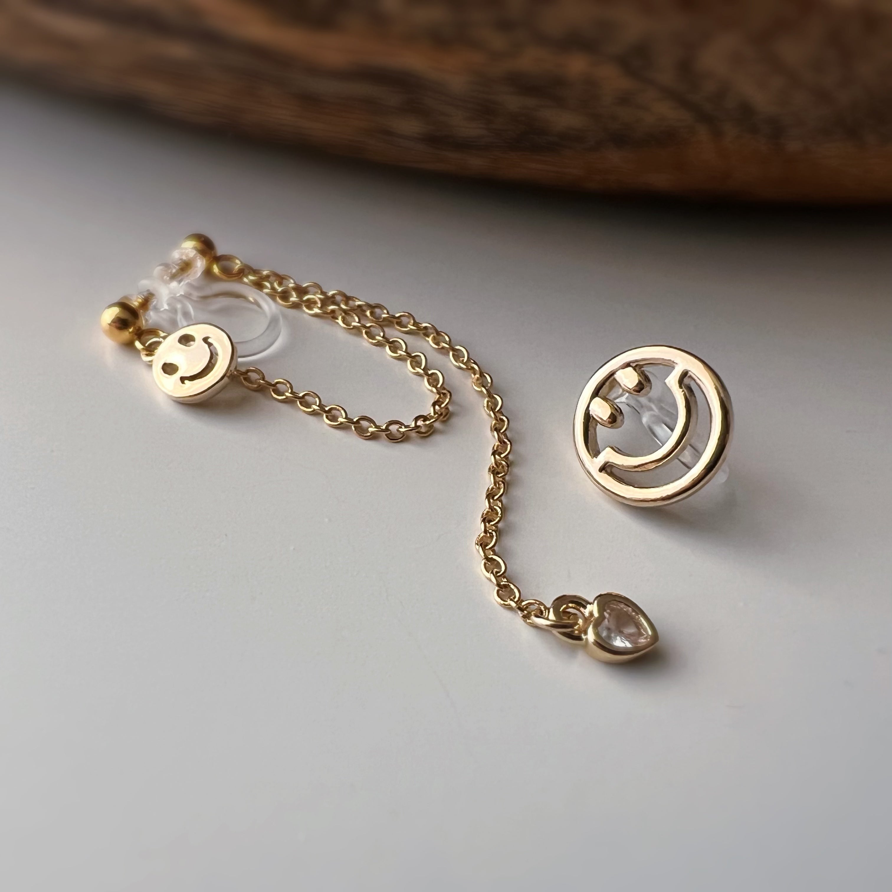 Clips d’oreilles asymétriques smiley