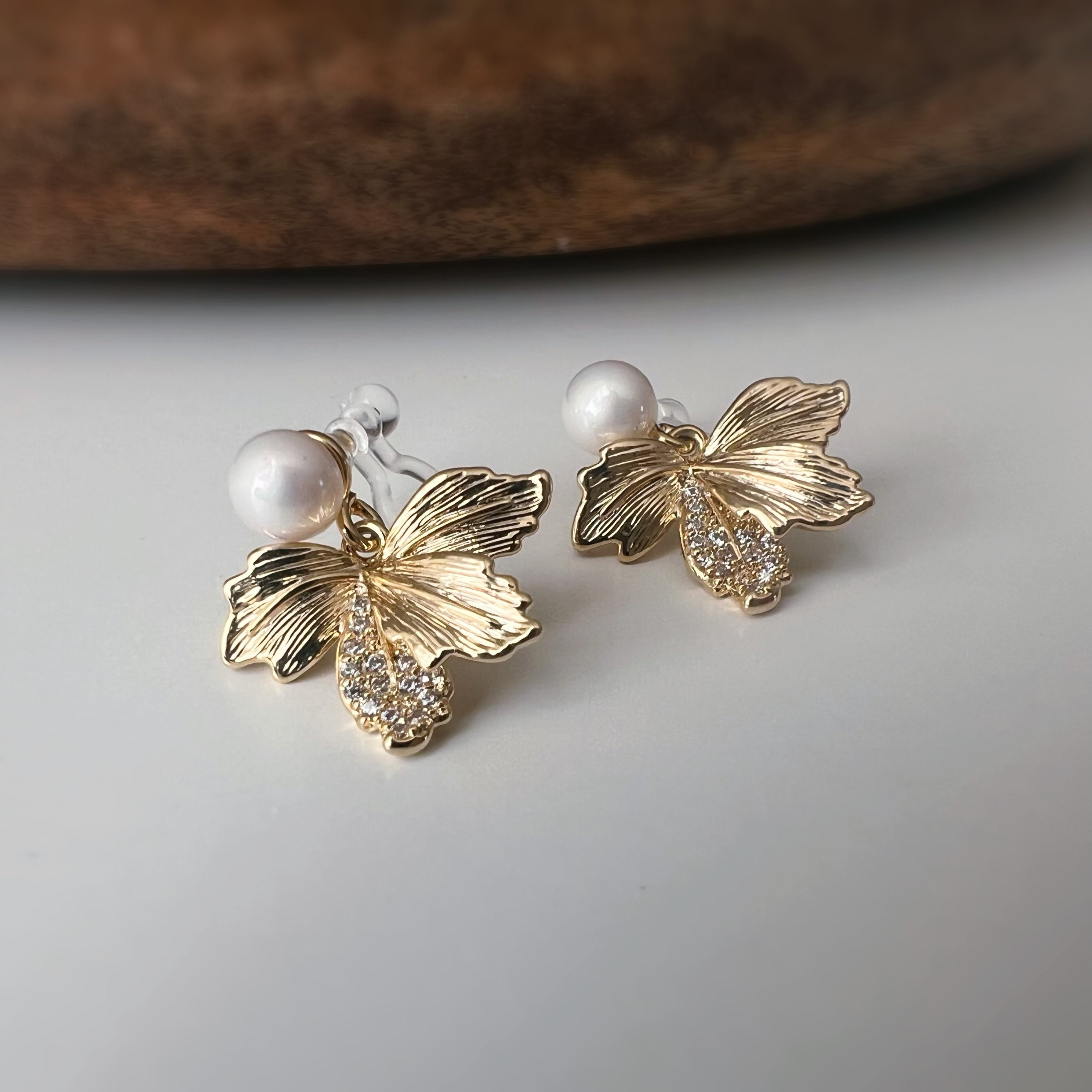 Clips d'oreilles feuille doré & perle blanche