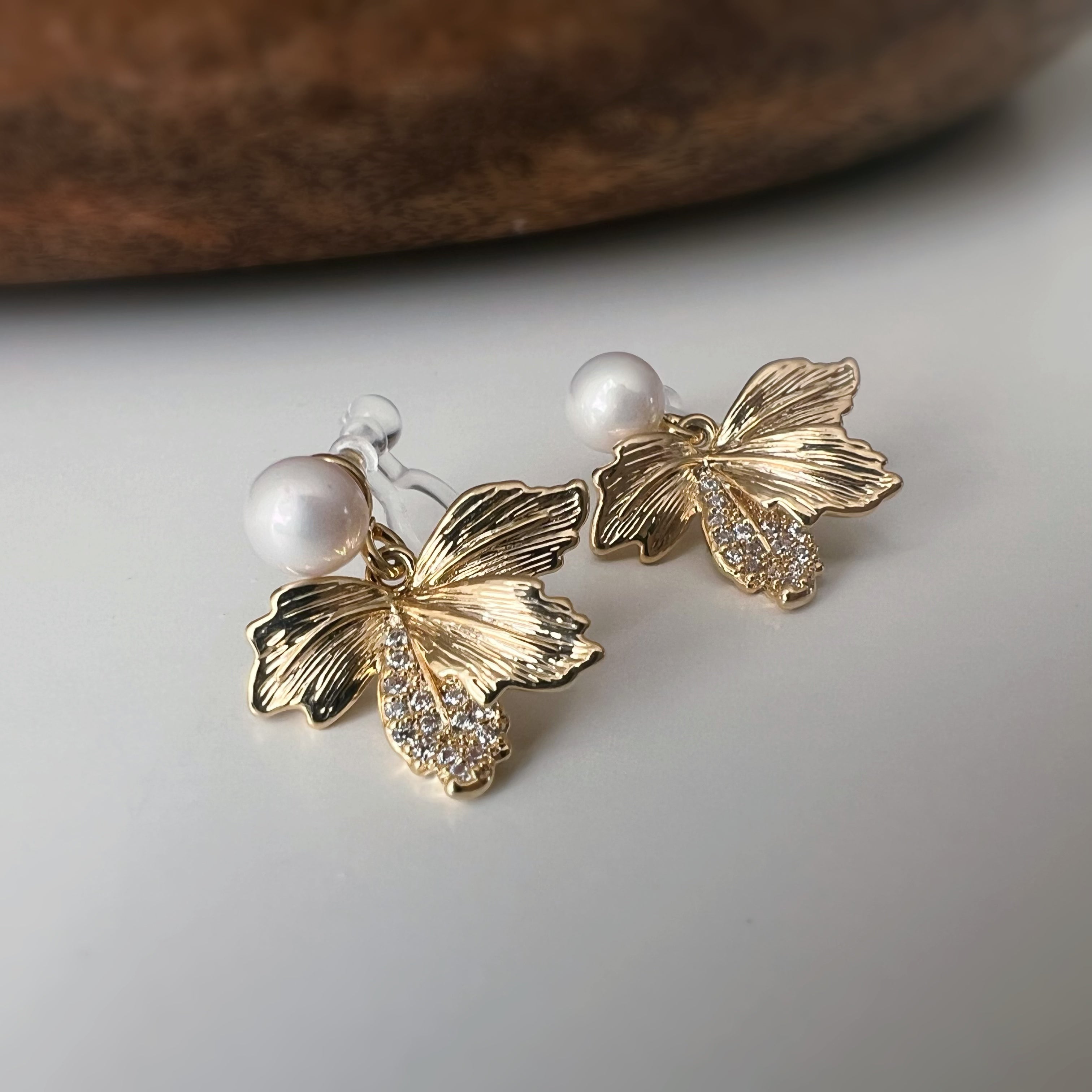 Clips d'oreilles feuille doré & perle blanche