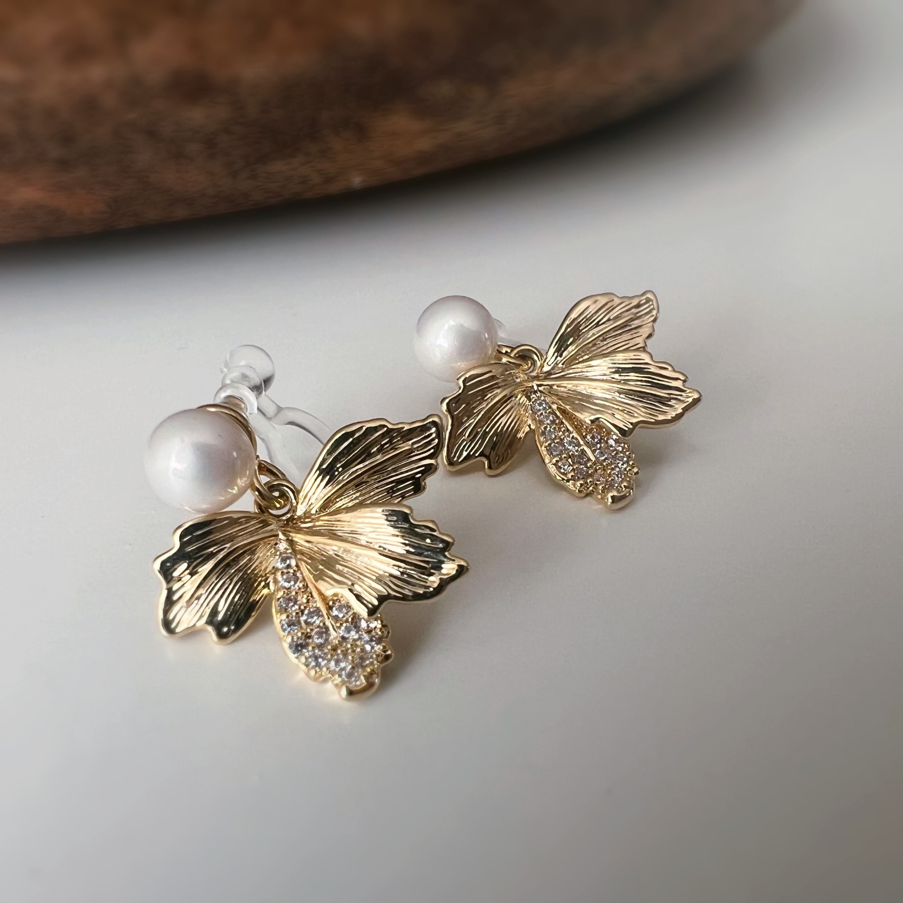 Clips d'oreilles feuille doré & perle blanche
