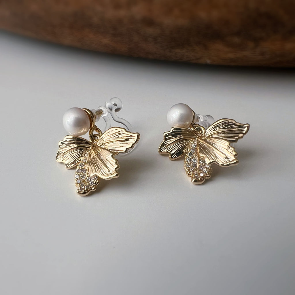 Clips d'oreilles feuille doré & perle blanche