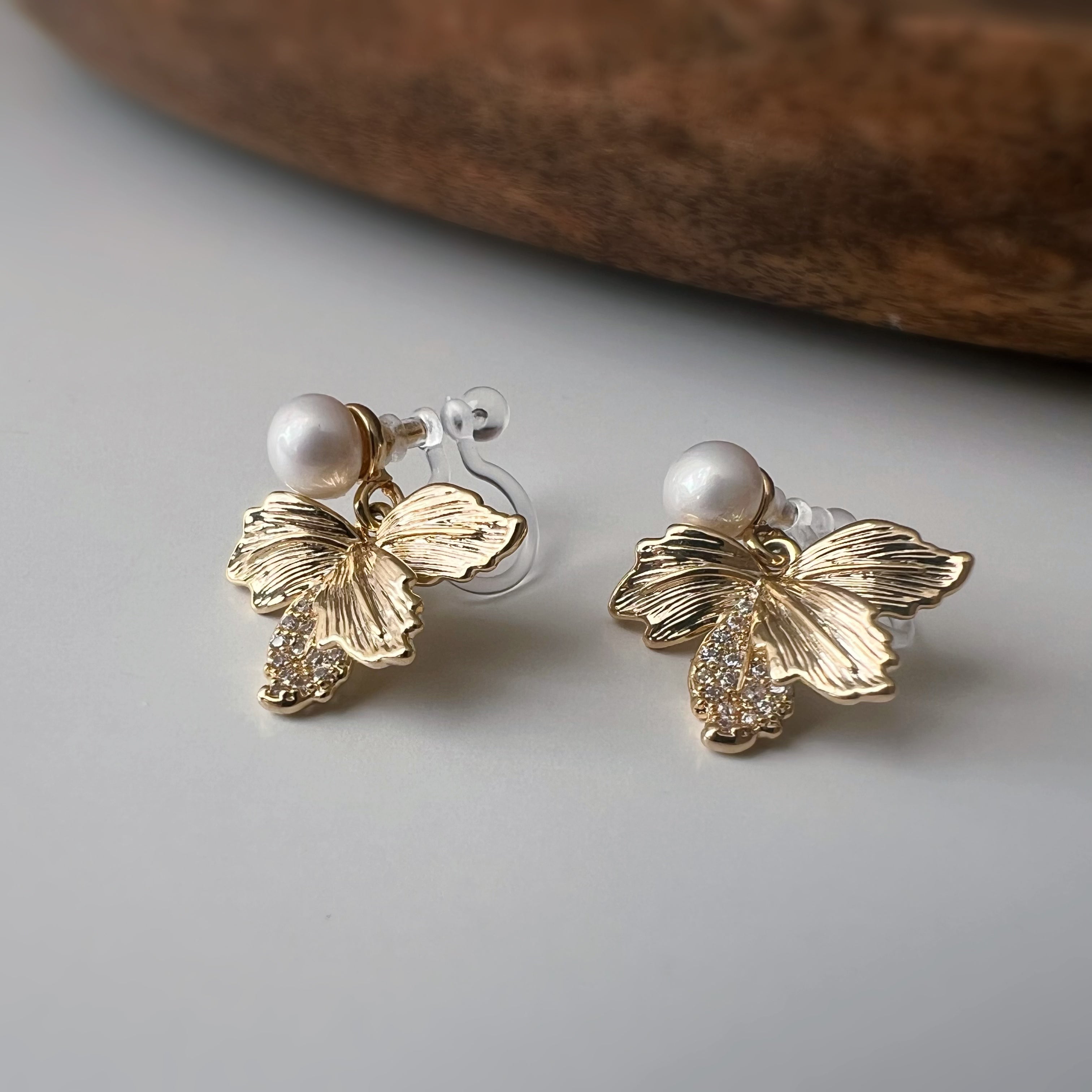 Clips d'oreilles feuille doré & perle blanche