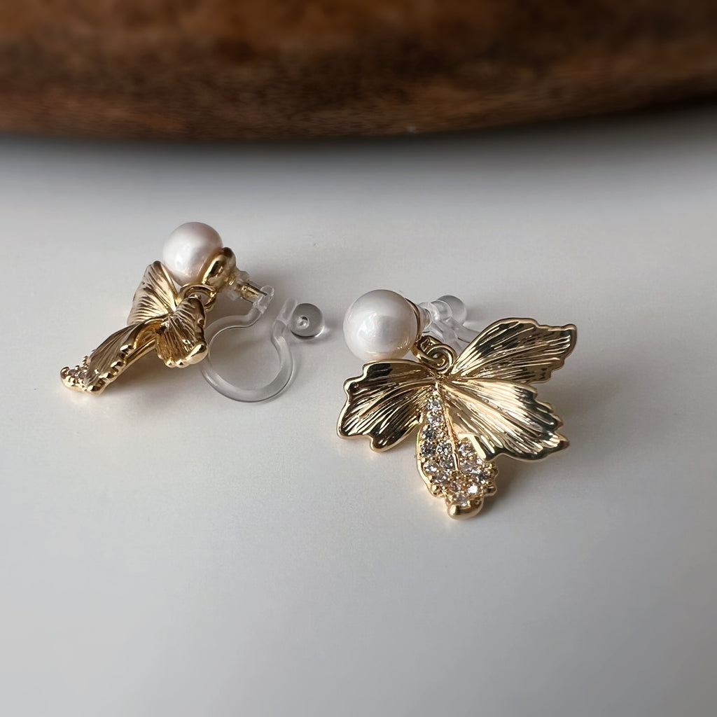 Clips d'oreilles feuille doré & perle blanche
