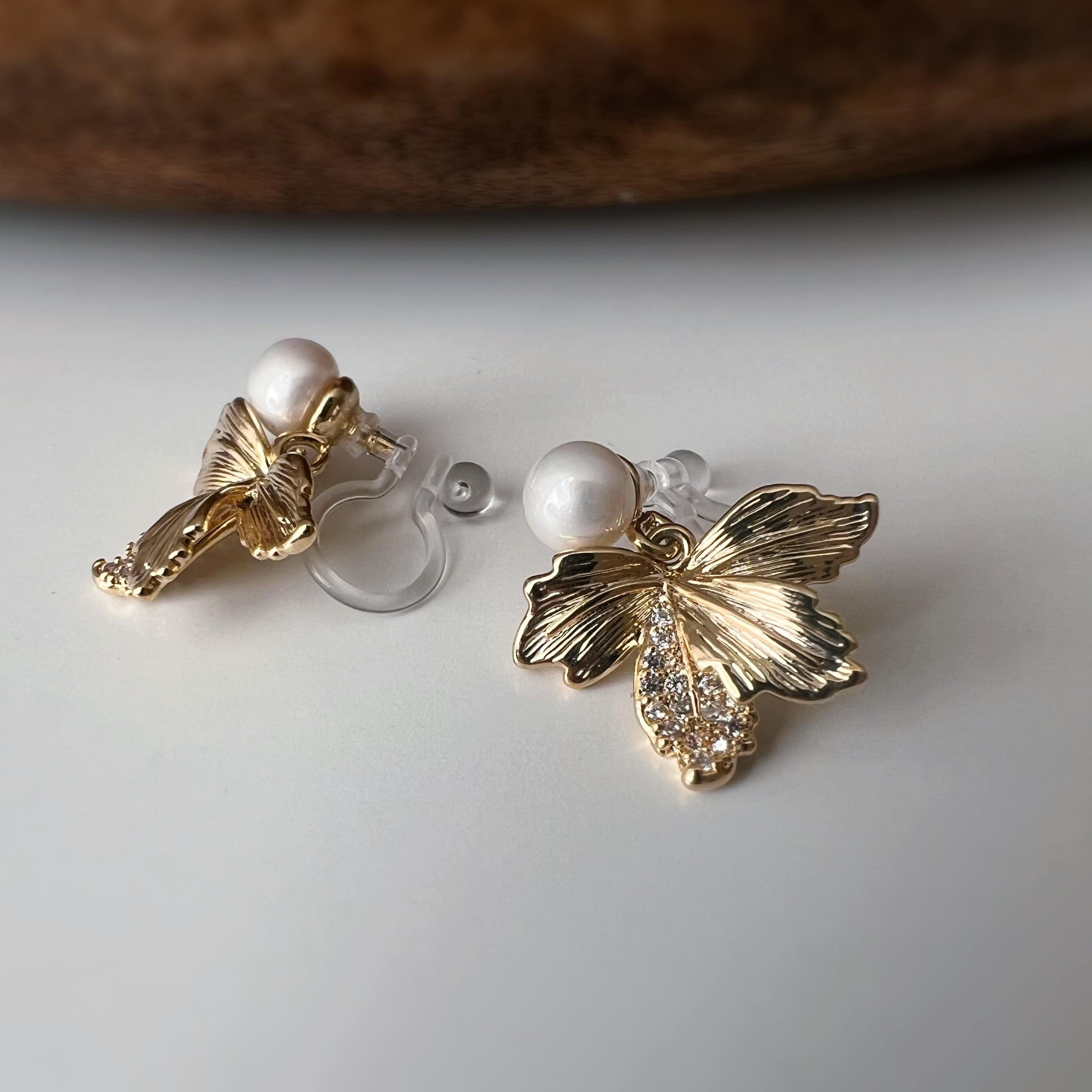 Clips d'oreilles feuille doré & perle blanche