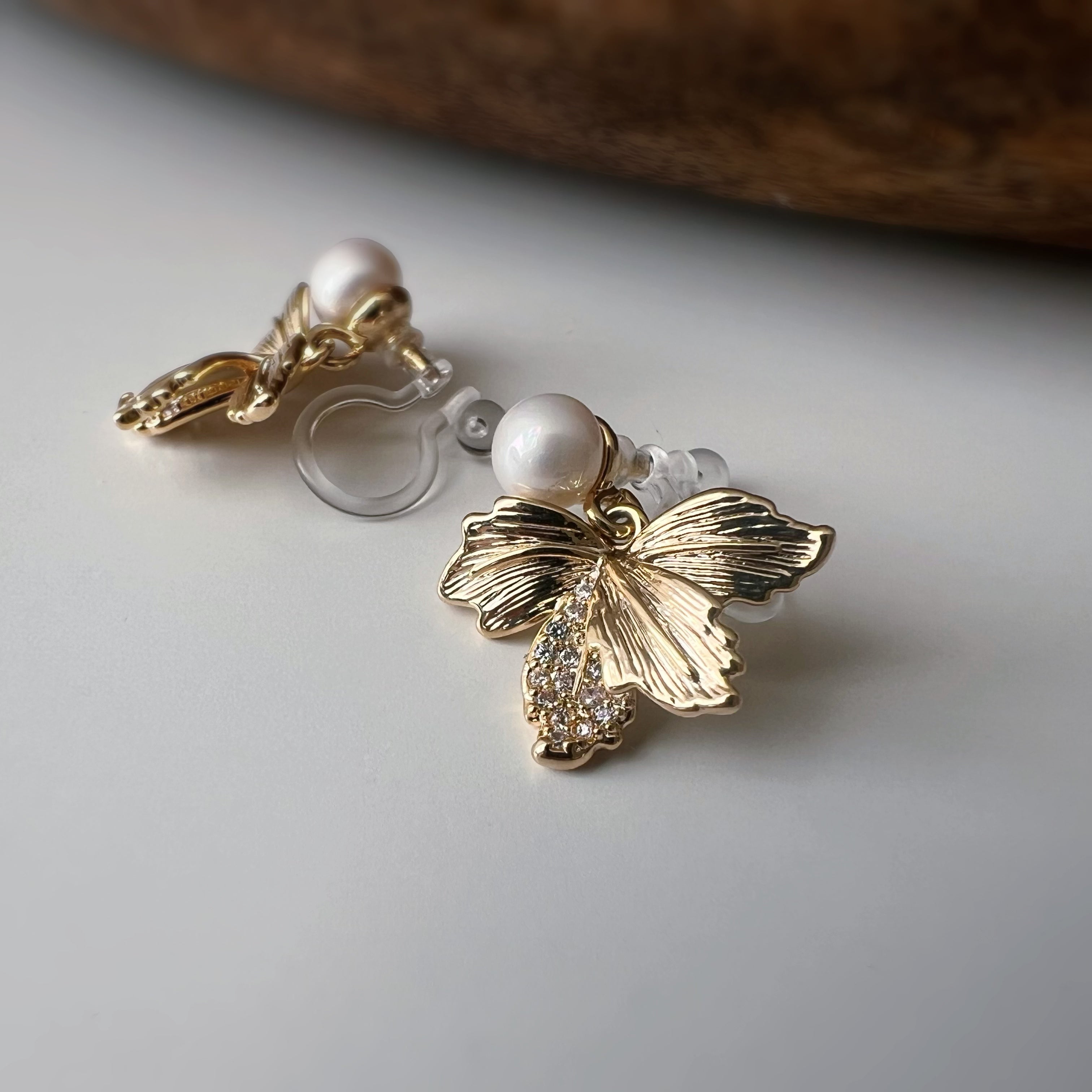 Clips d'oreilles feuille doré & perle blanche