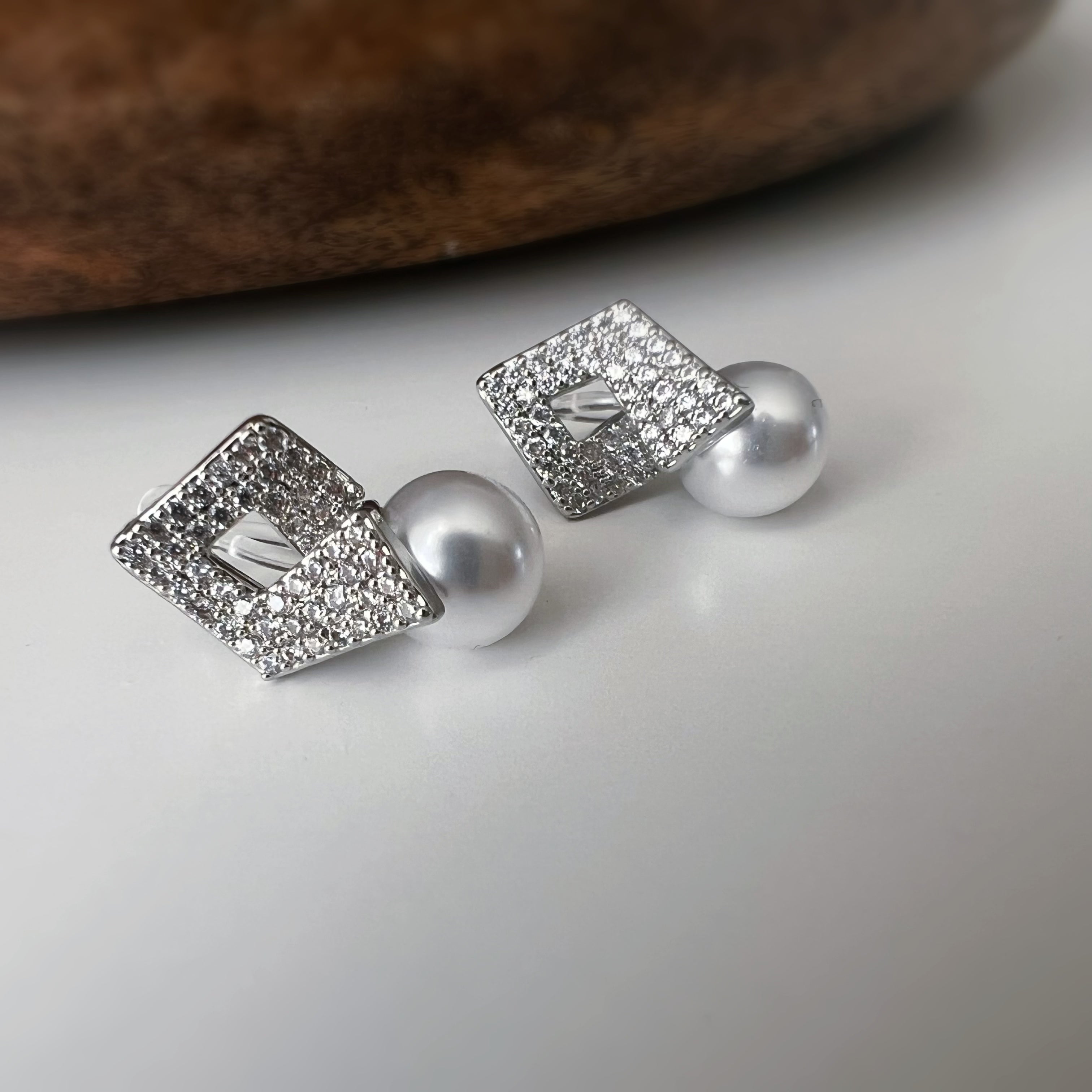 Clips d'oreilles Carré scintillant & perle élégante
