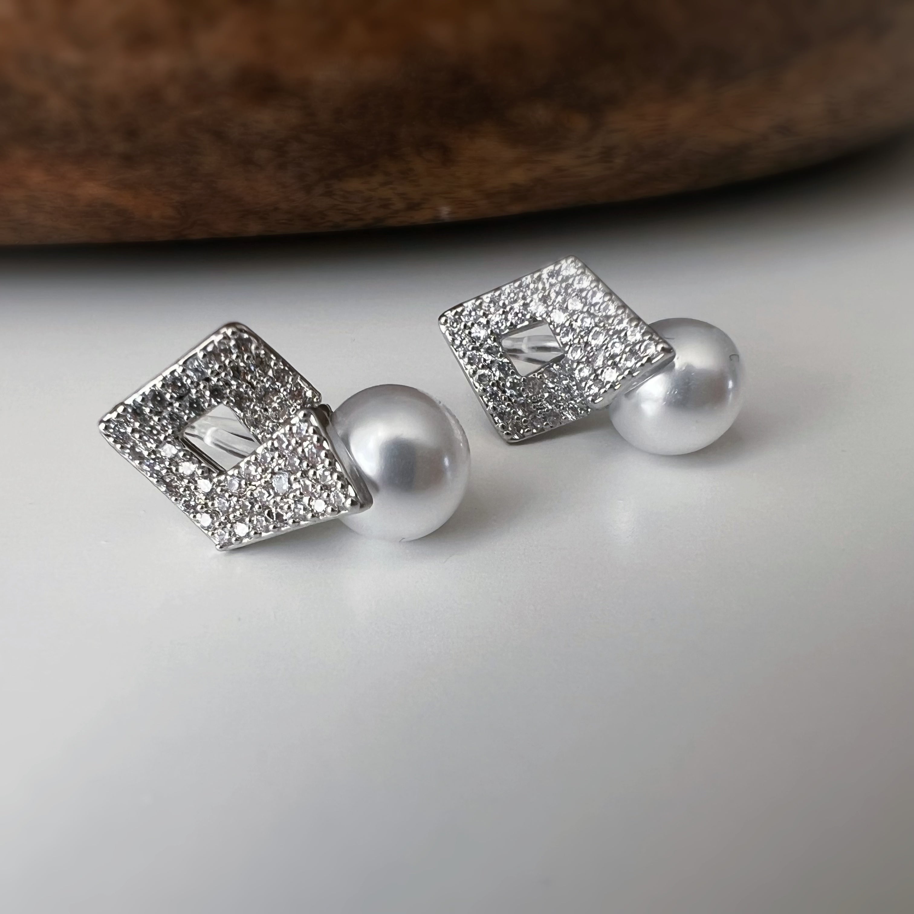Clips d'oreilles Carré scintillant & perle élégante