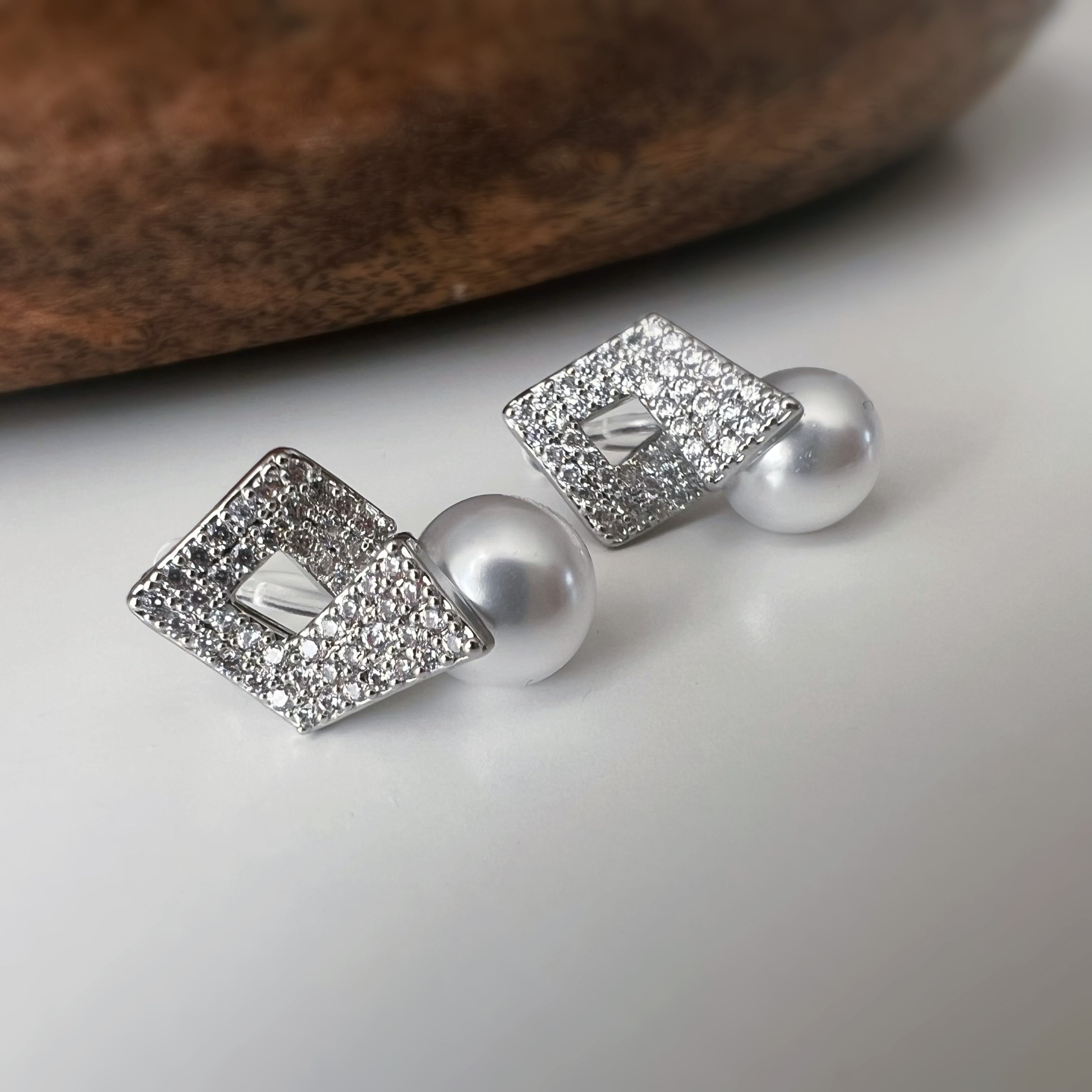 Clips d'oreilles Carré scintillant & perle élégante