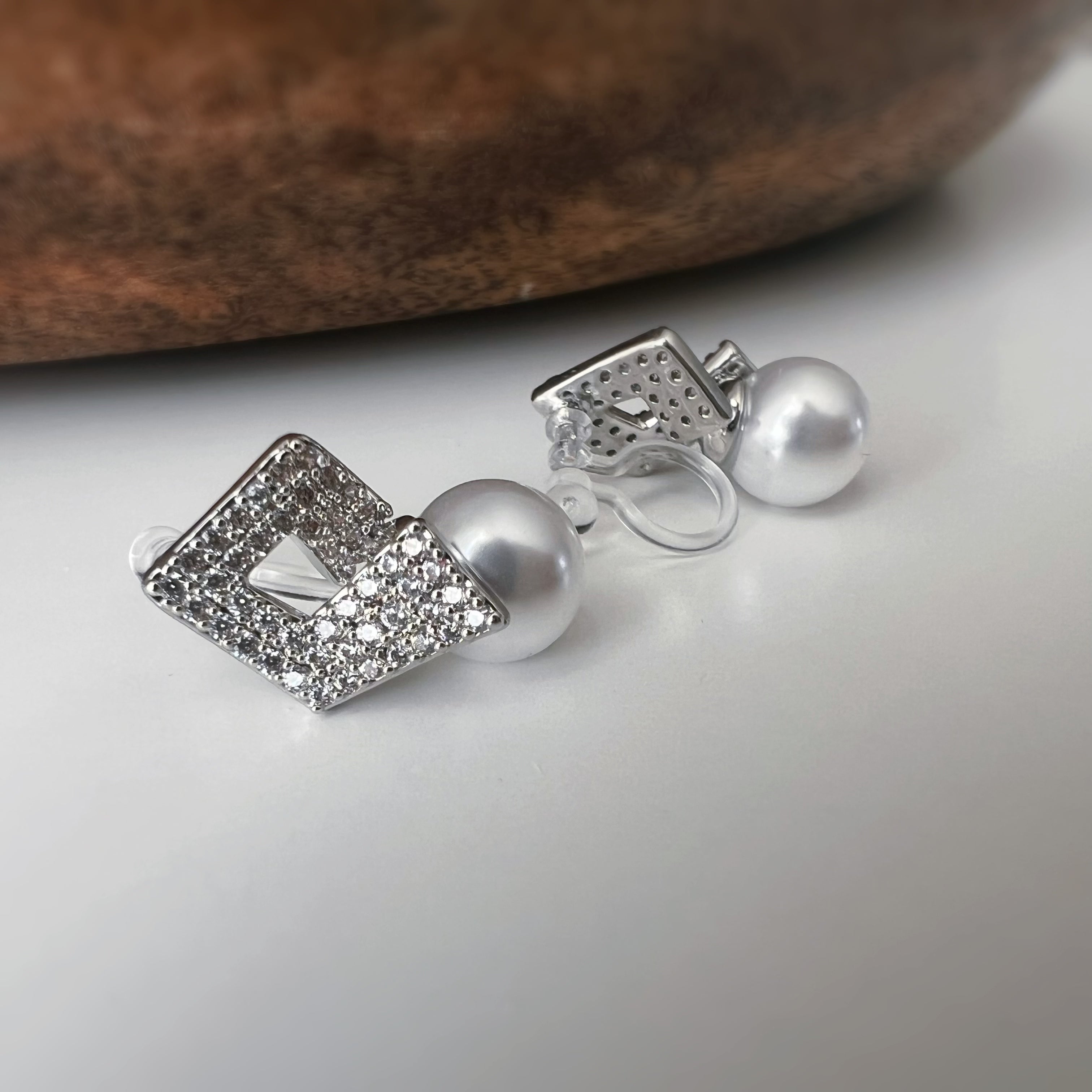 Clips d'oreilles Carré scintillant & perle élégante