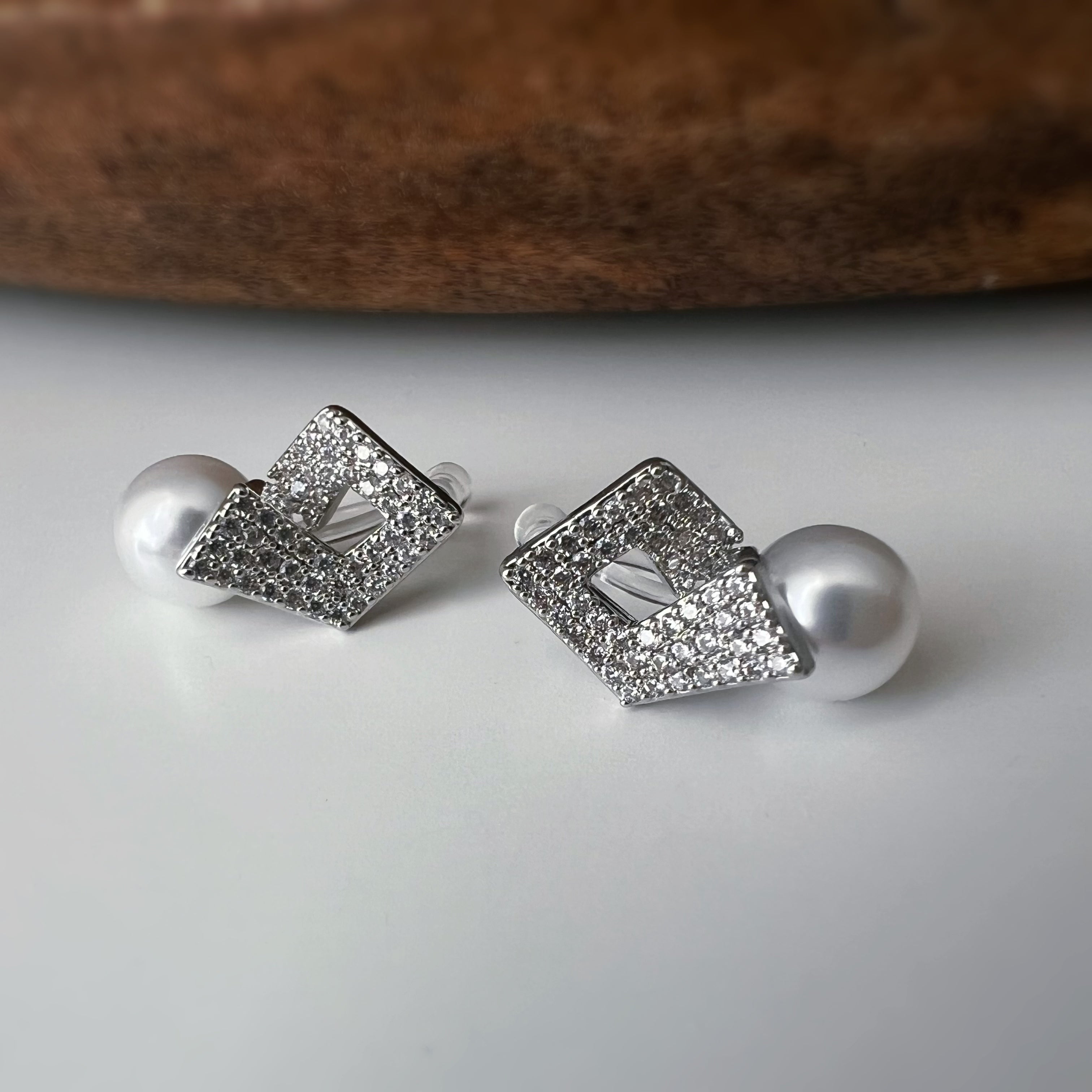 Clips d'oreilles Carré scintillant & perle élégante