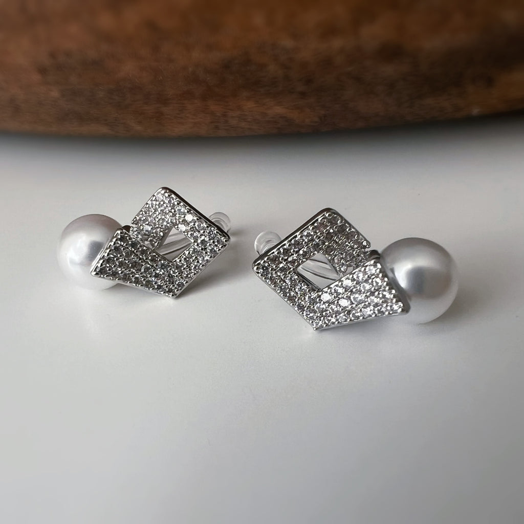 Clips d'oreilles Carré scintillant & perle élégante