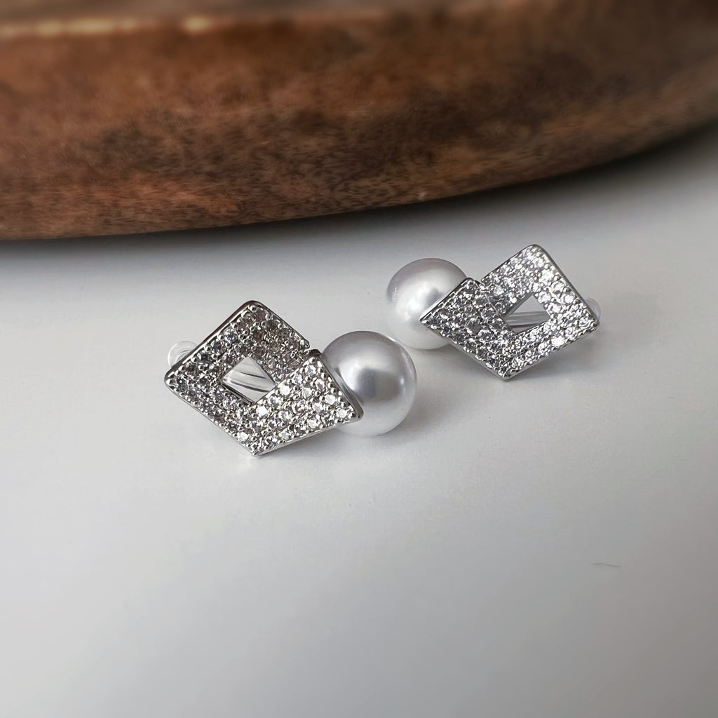 Clips d'oreilles Carré scintillant & perle élégante