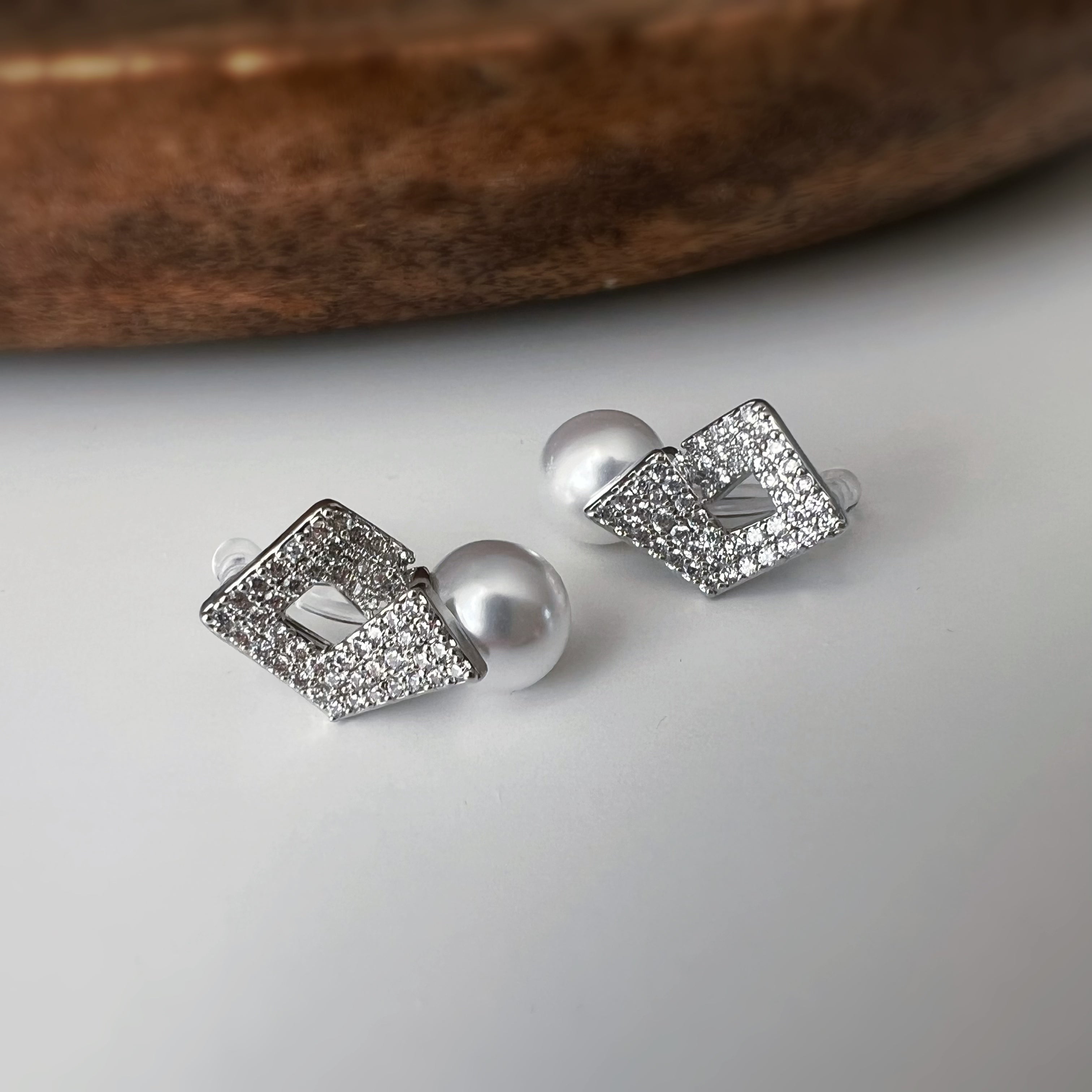 Clips d'oreilles Carré scintillant & perle élégante