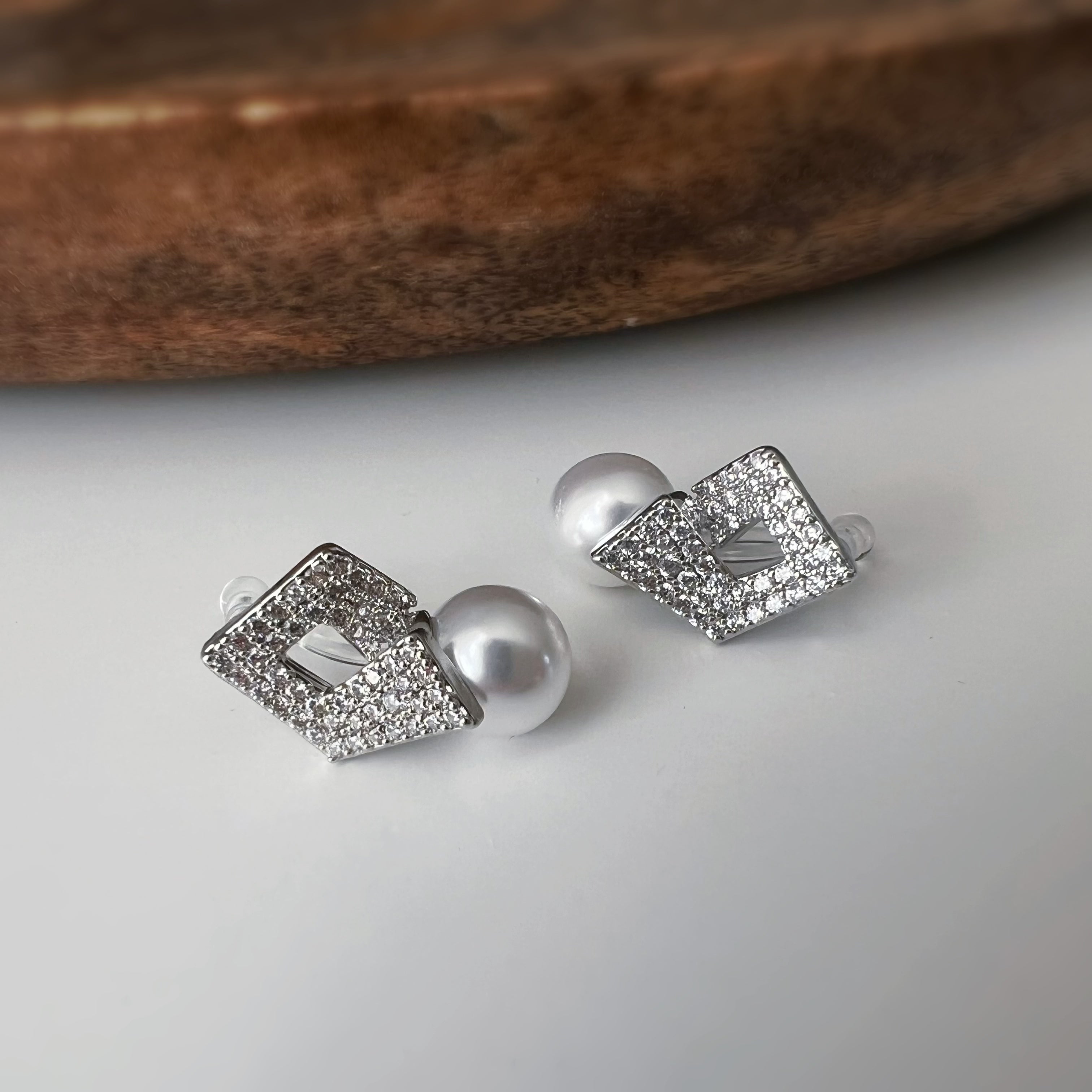Clips d'oreilles Carré scintillant & perle élégante