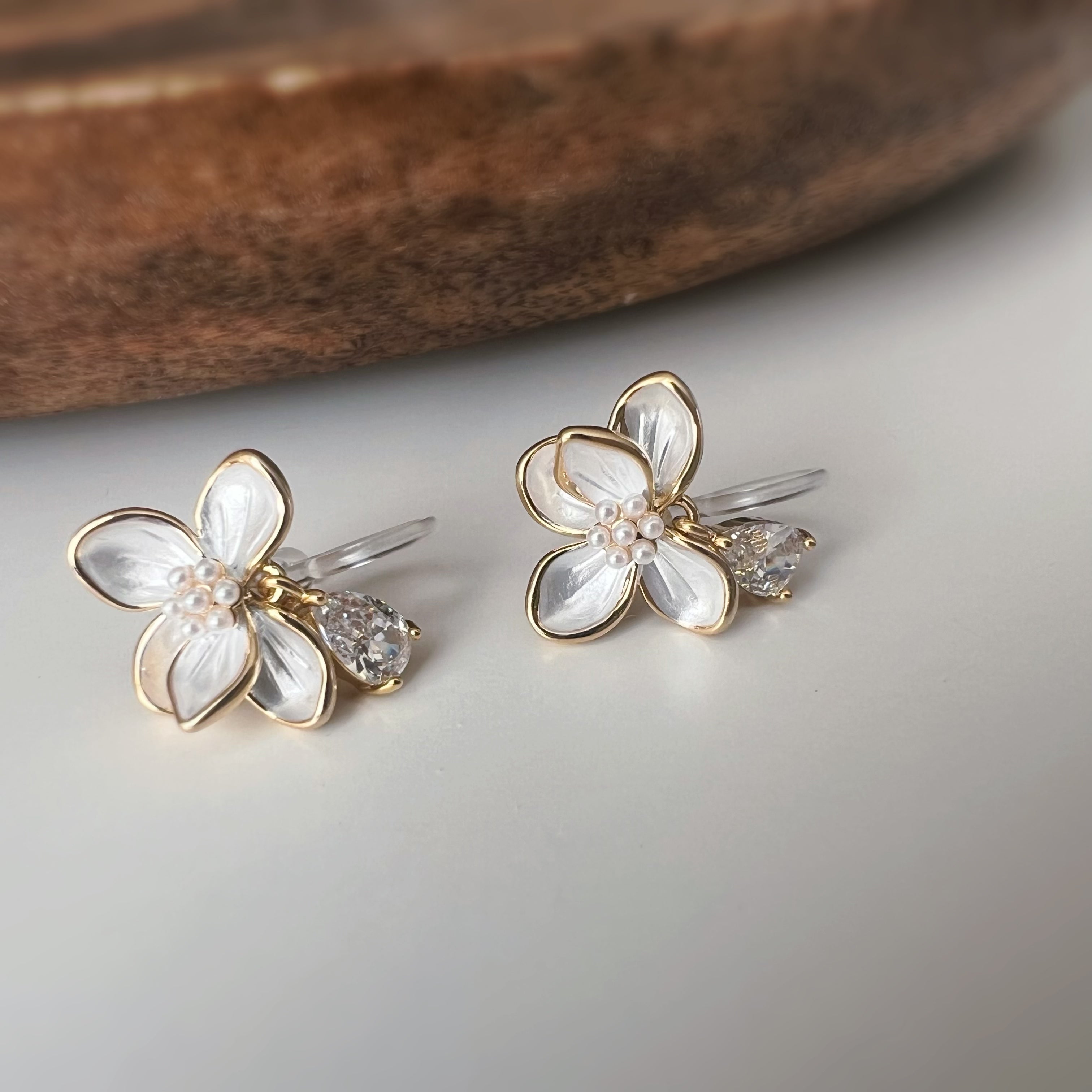 CLIPS d’oreilles Fleur Blanche & Goutte Zircon