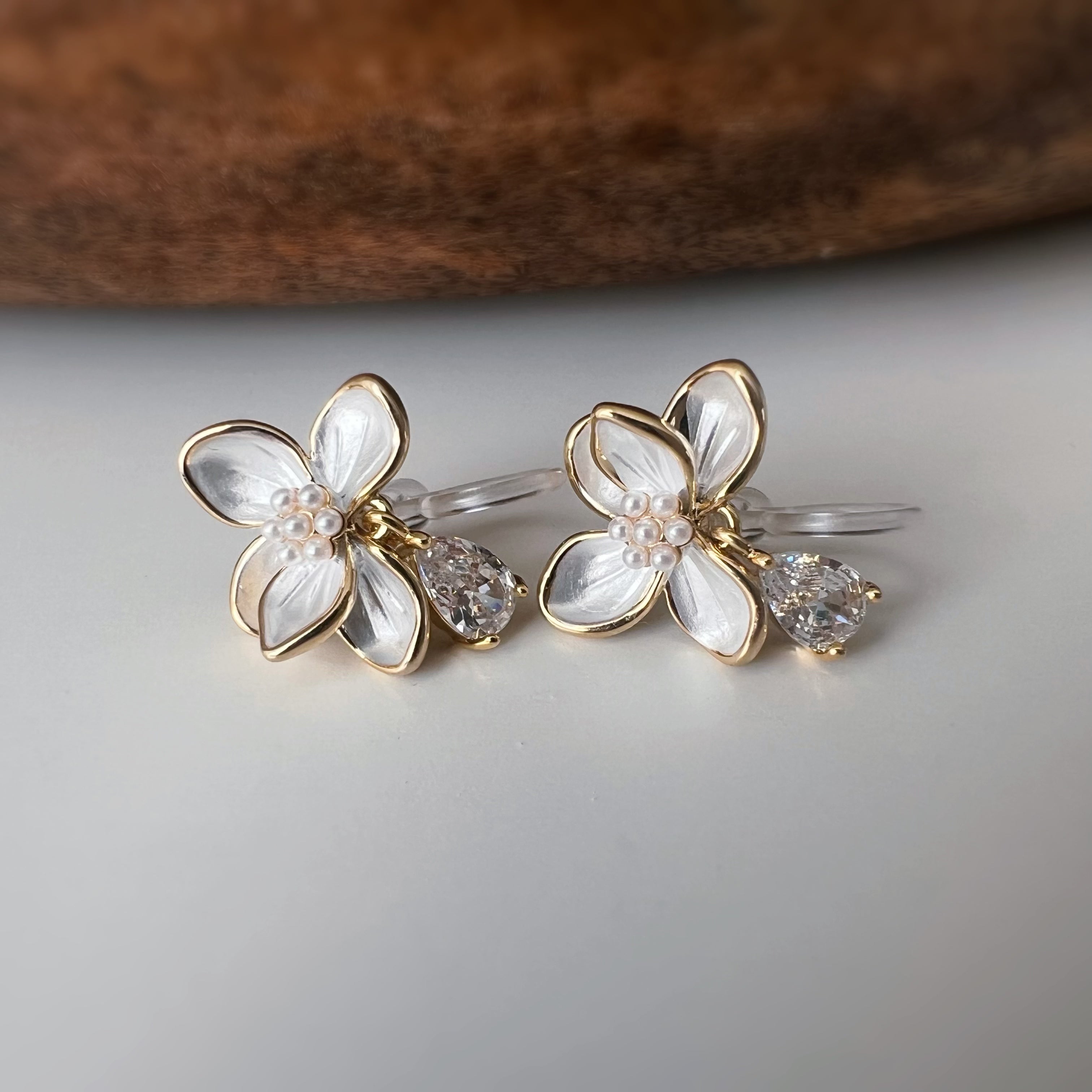 CLIPS d’oreilles Fleur Blanche & Goutte Zircon