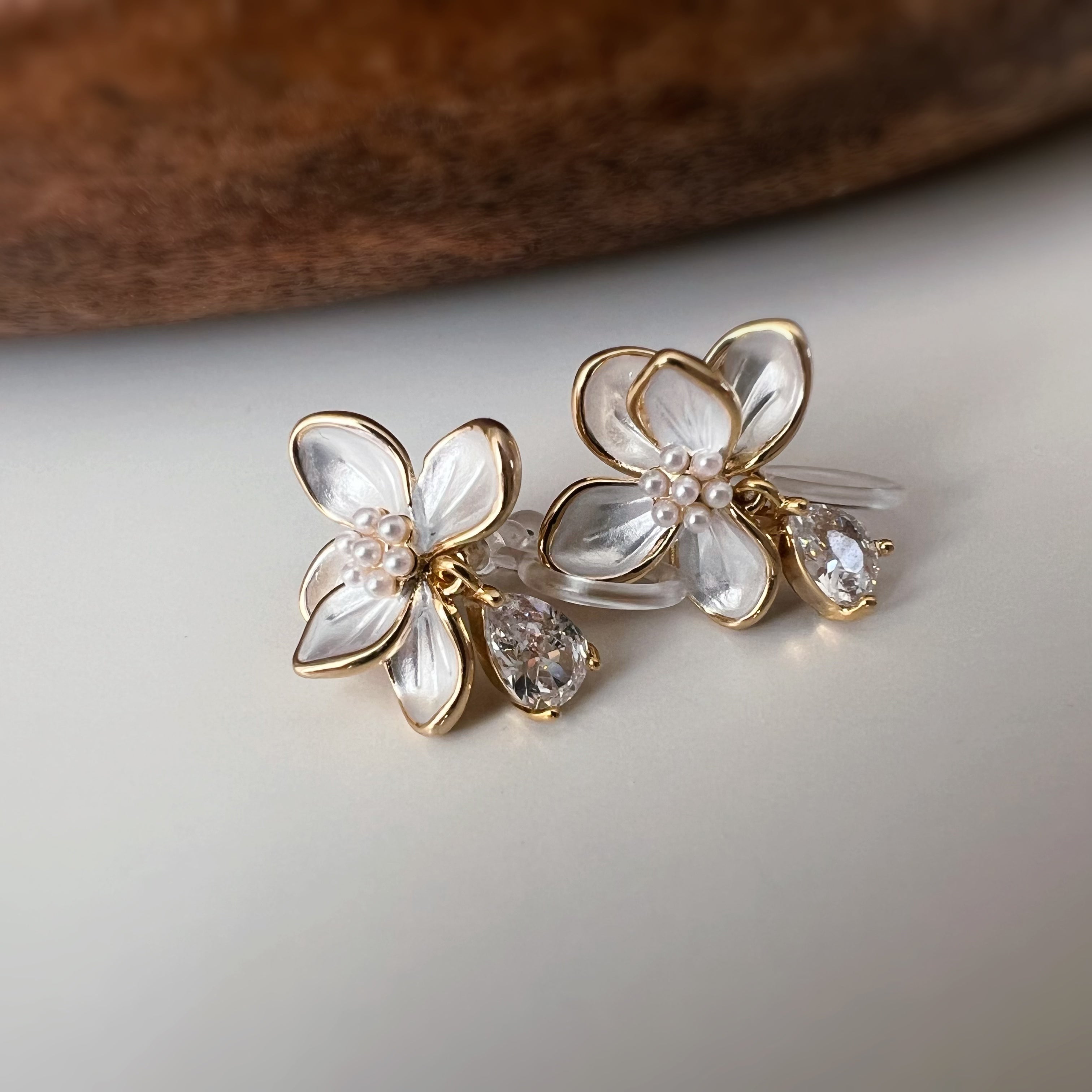 CLIPS d’oreilles Fleur Blanche & Goutte Zircon