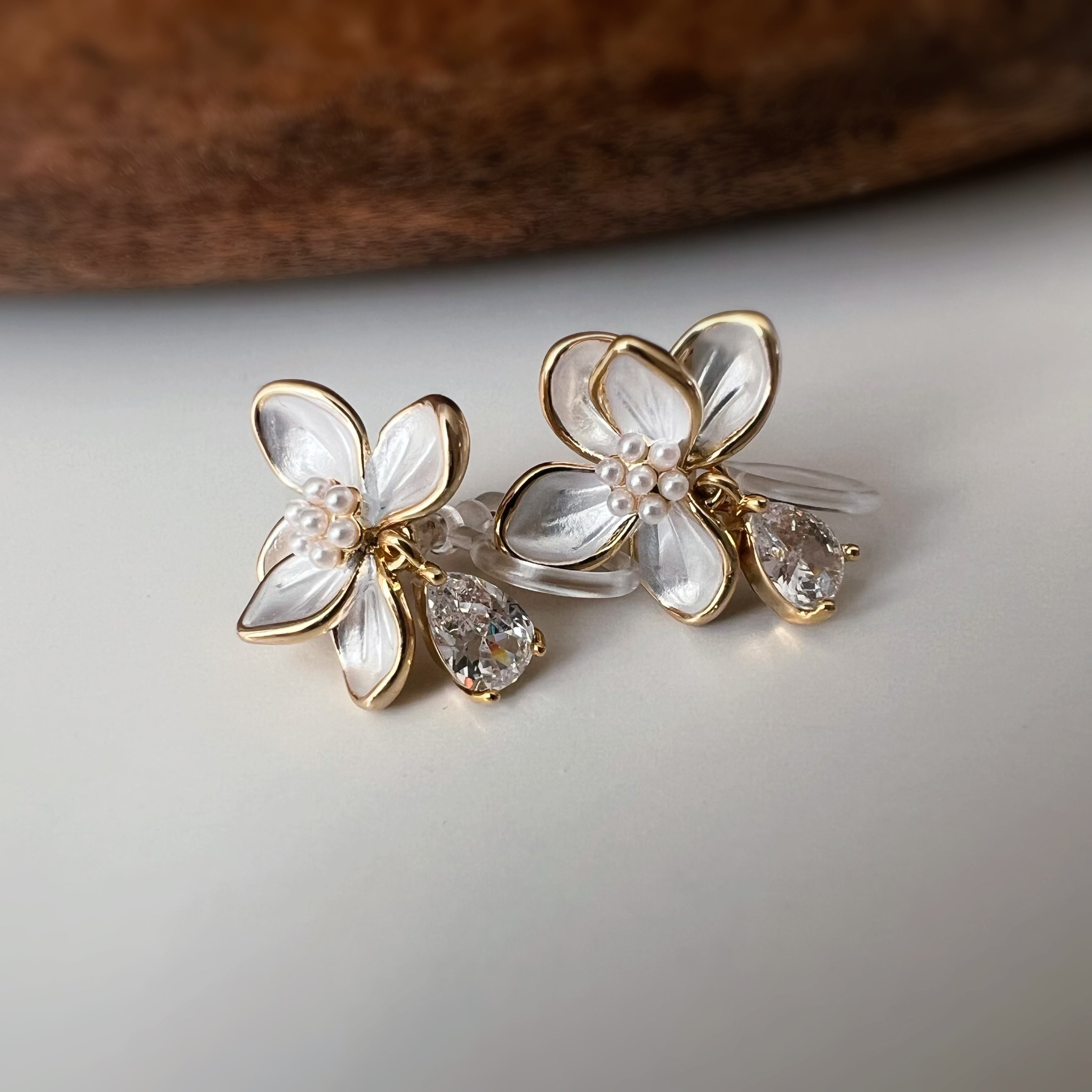 CLIPS d’oreilles Fleur Blanche & Goutte Zircon