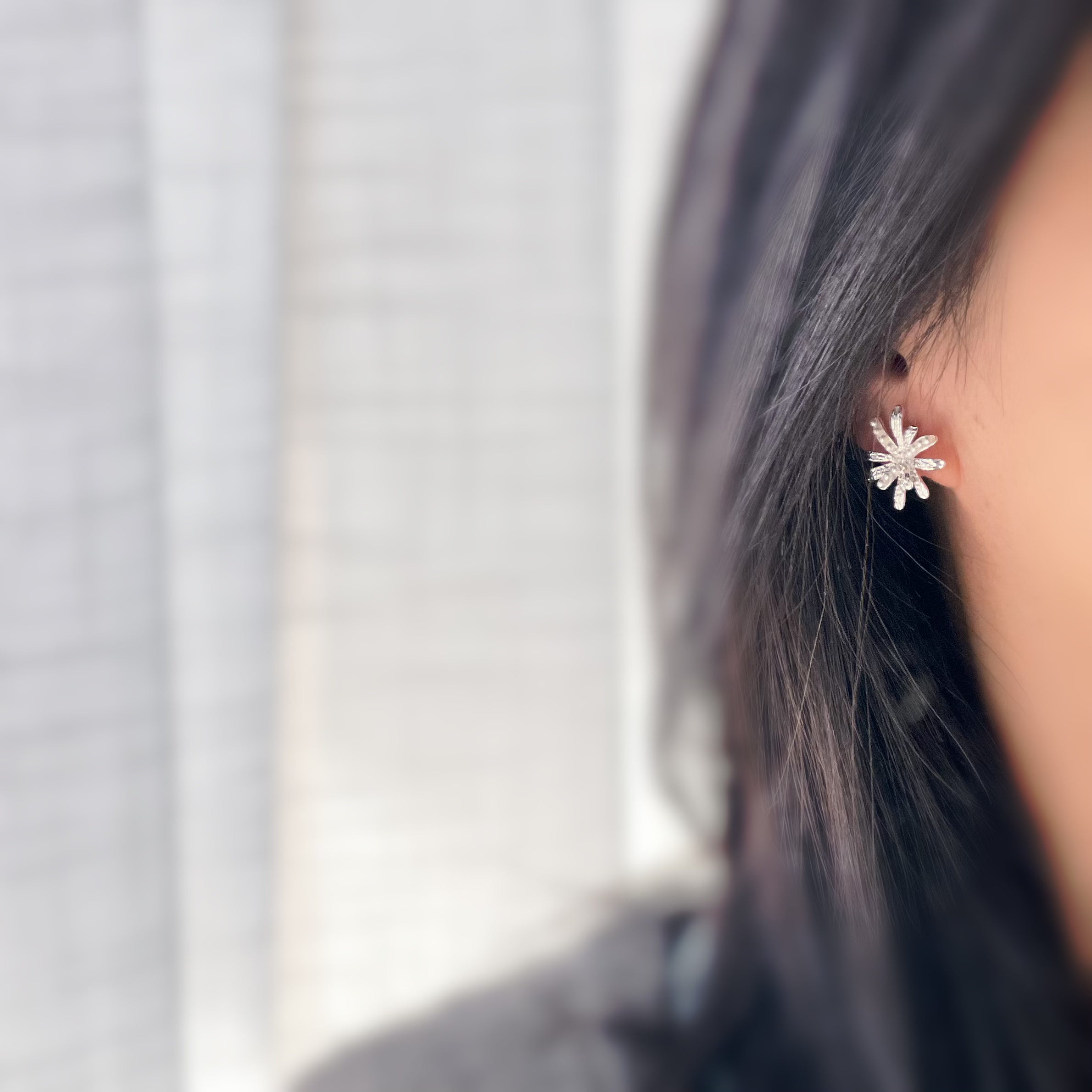 Clips d’oreilles fleur scintillante – Argent / Or – Élégance lumineuse