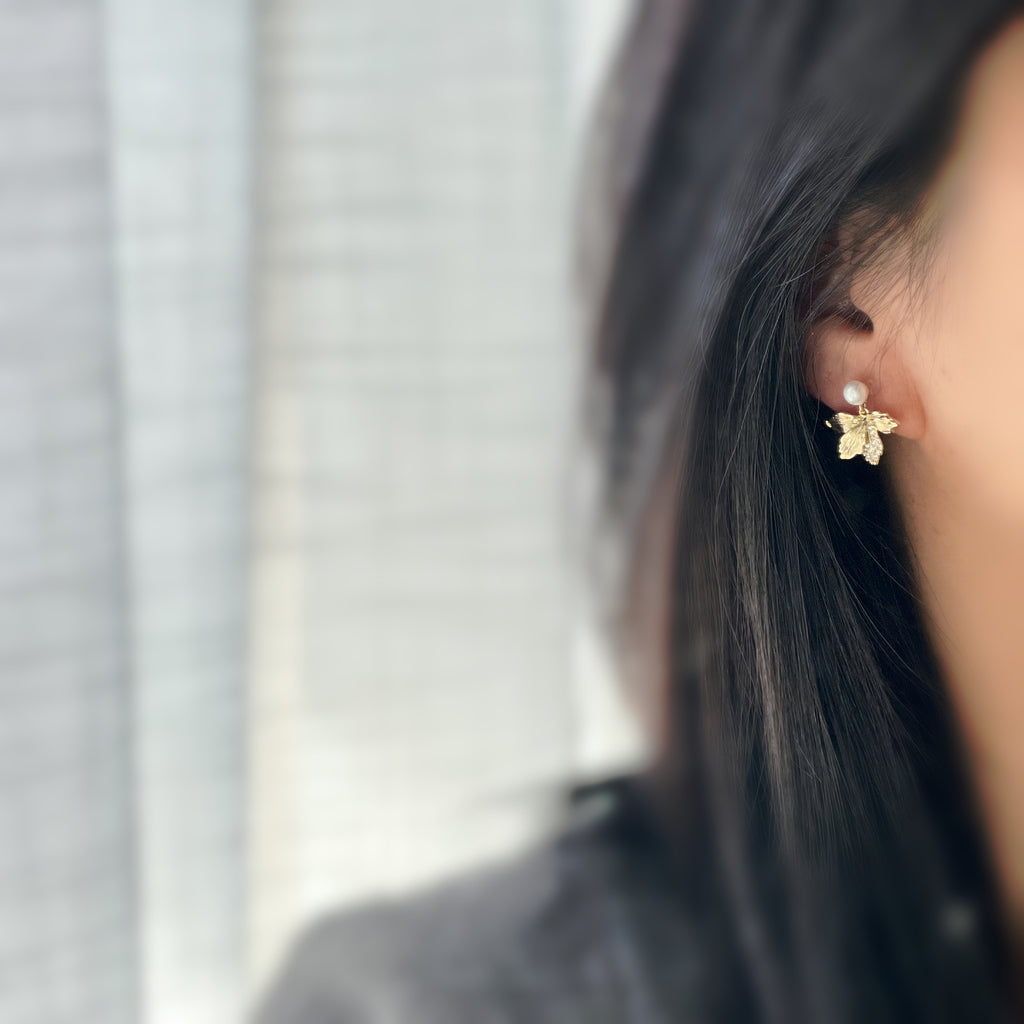 Clips d'oreilles feuille doré & perle blanche