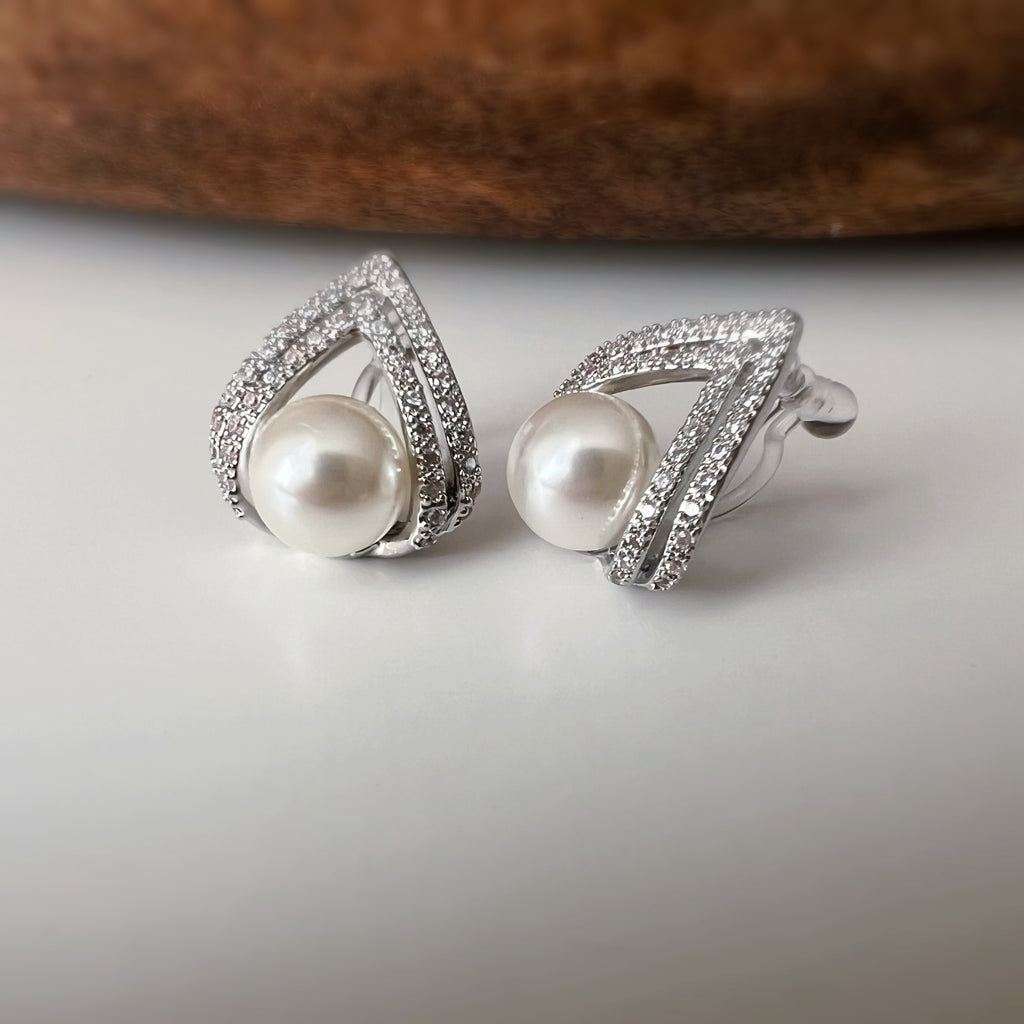 Clips d’oreilles goutte géométrique & perle