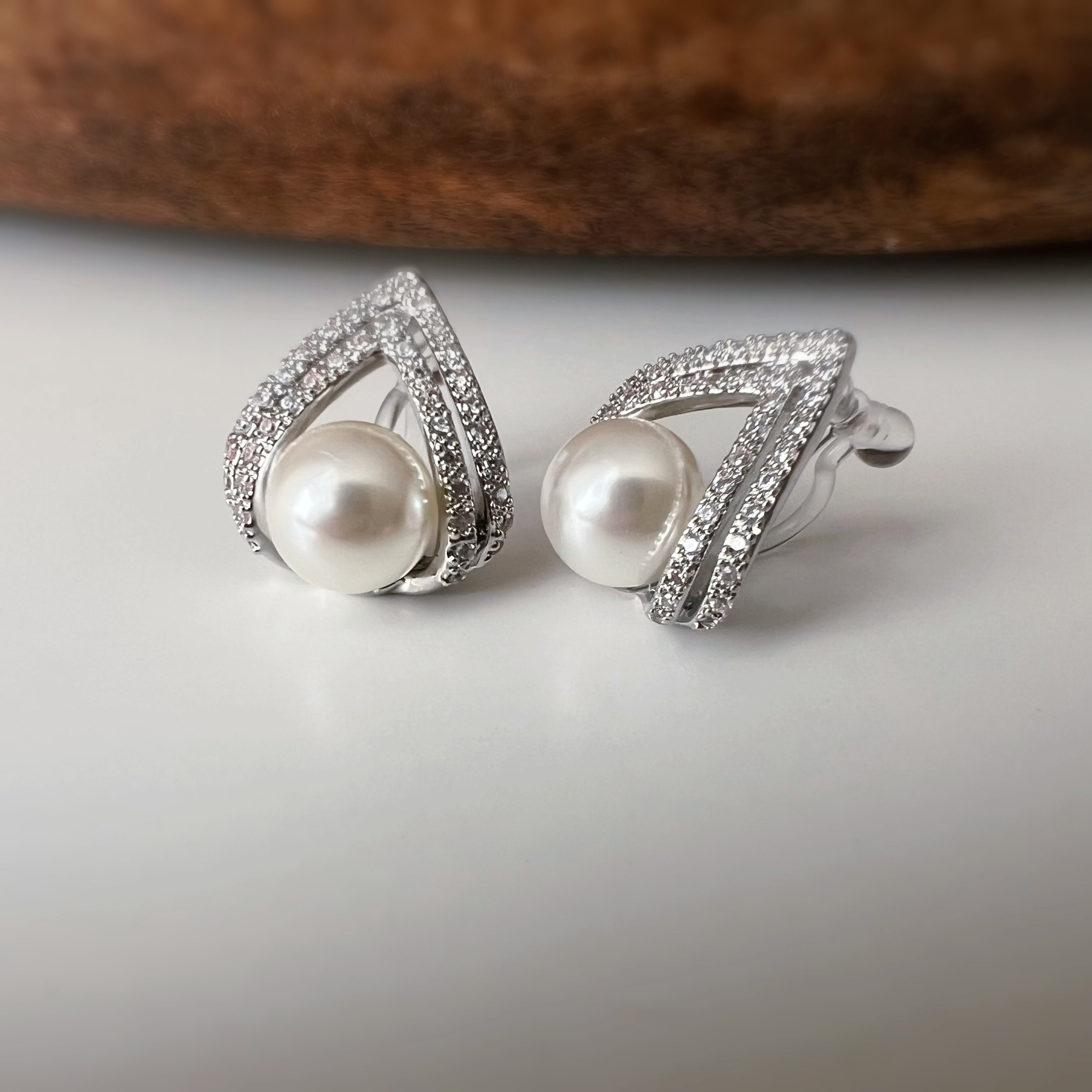 Clips d’oreilles goutte géométrique & perle