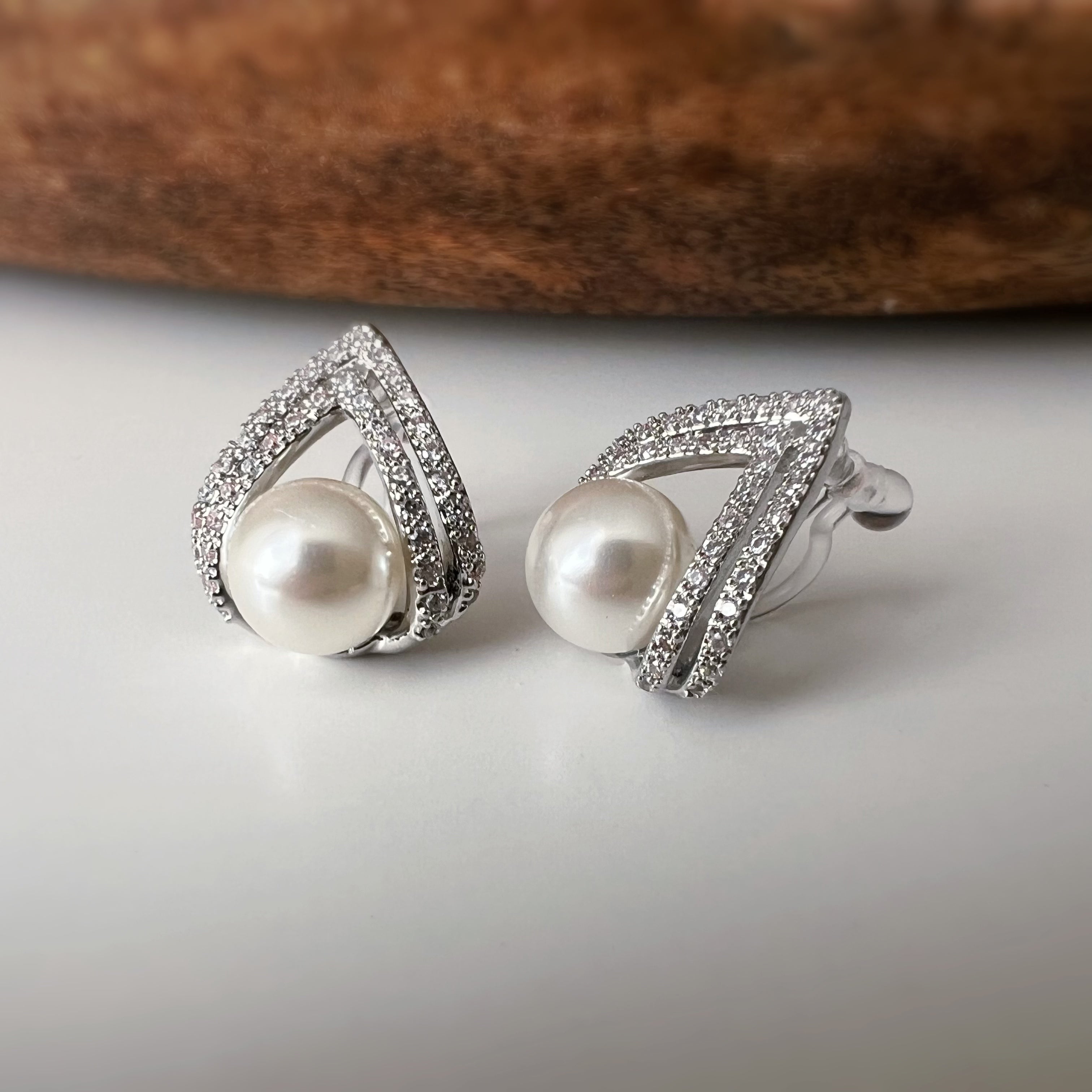 Clips d’oreilles goutte géométrique & perle