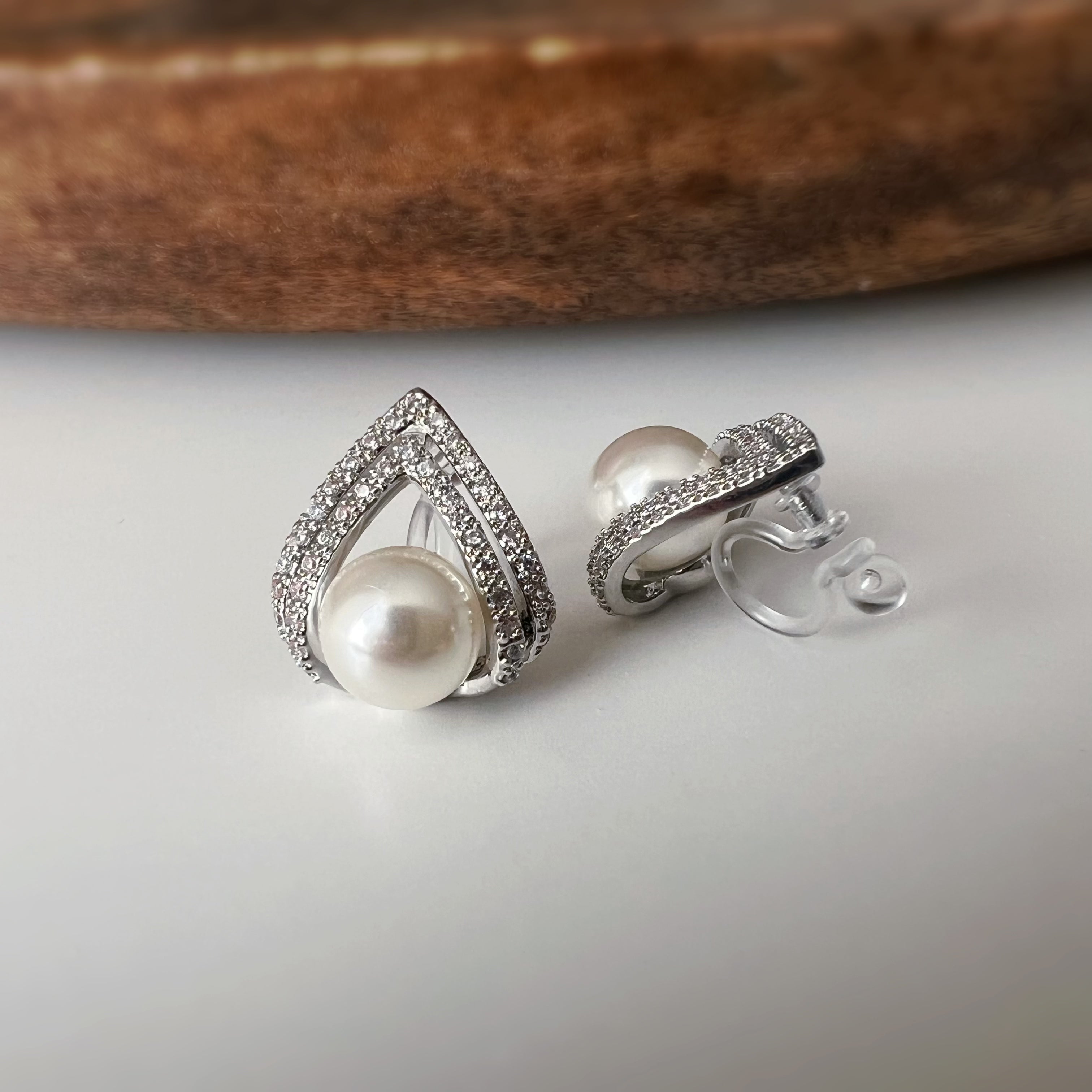 Clips d’oreilles goutte géométrique & perle