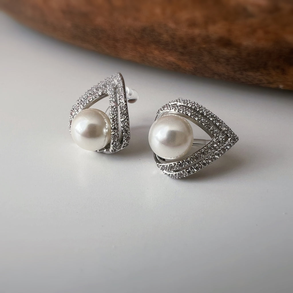 Clips d’oreilles goutte géométrique & perle