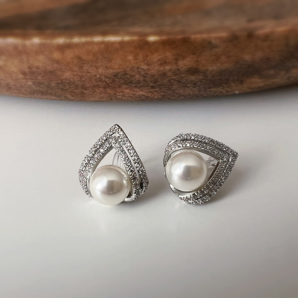Clips d’oreilles goutte géométrique & perle