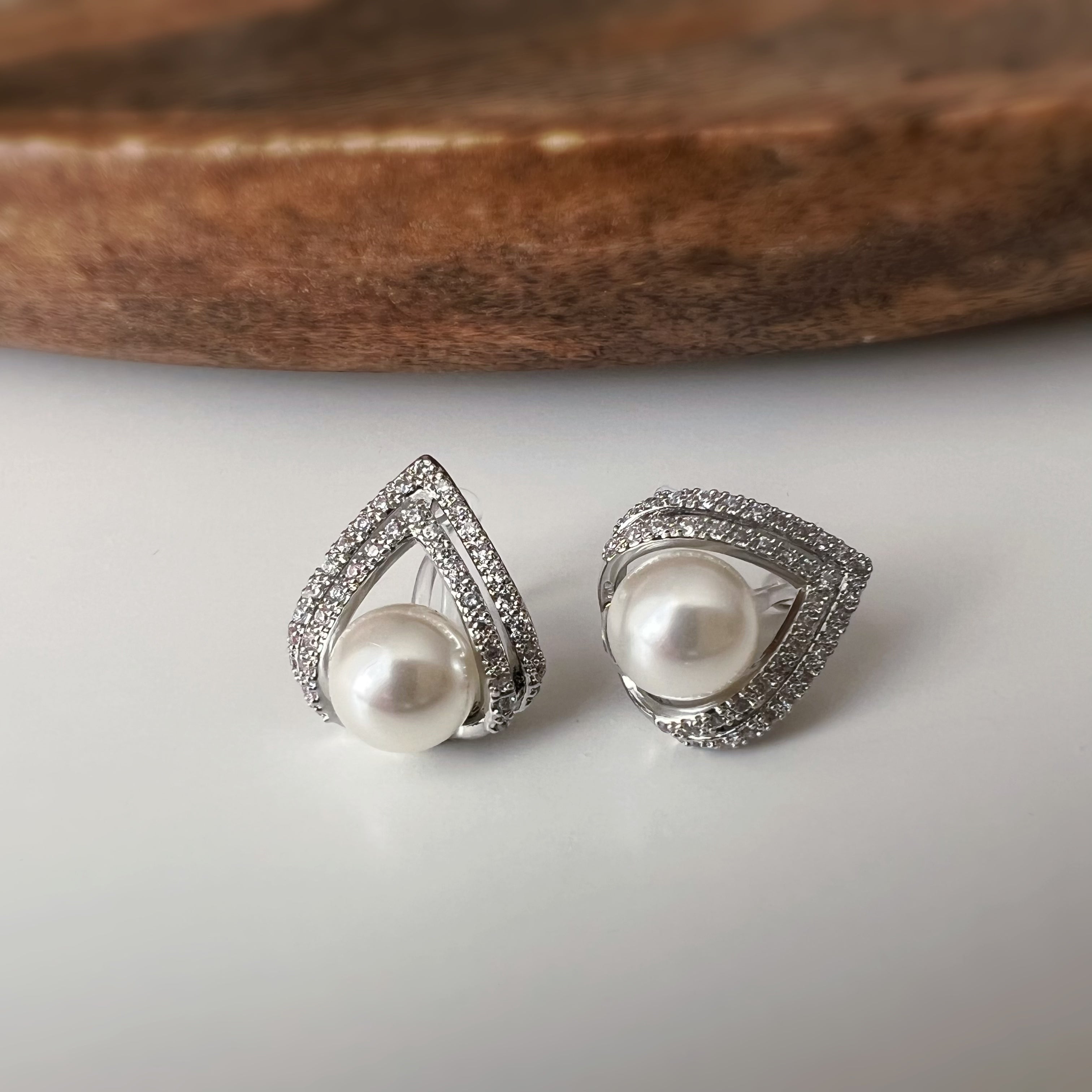 Clips d’oreilles goutte géométrique & perle