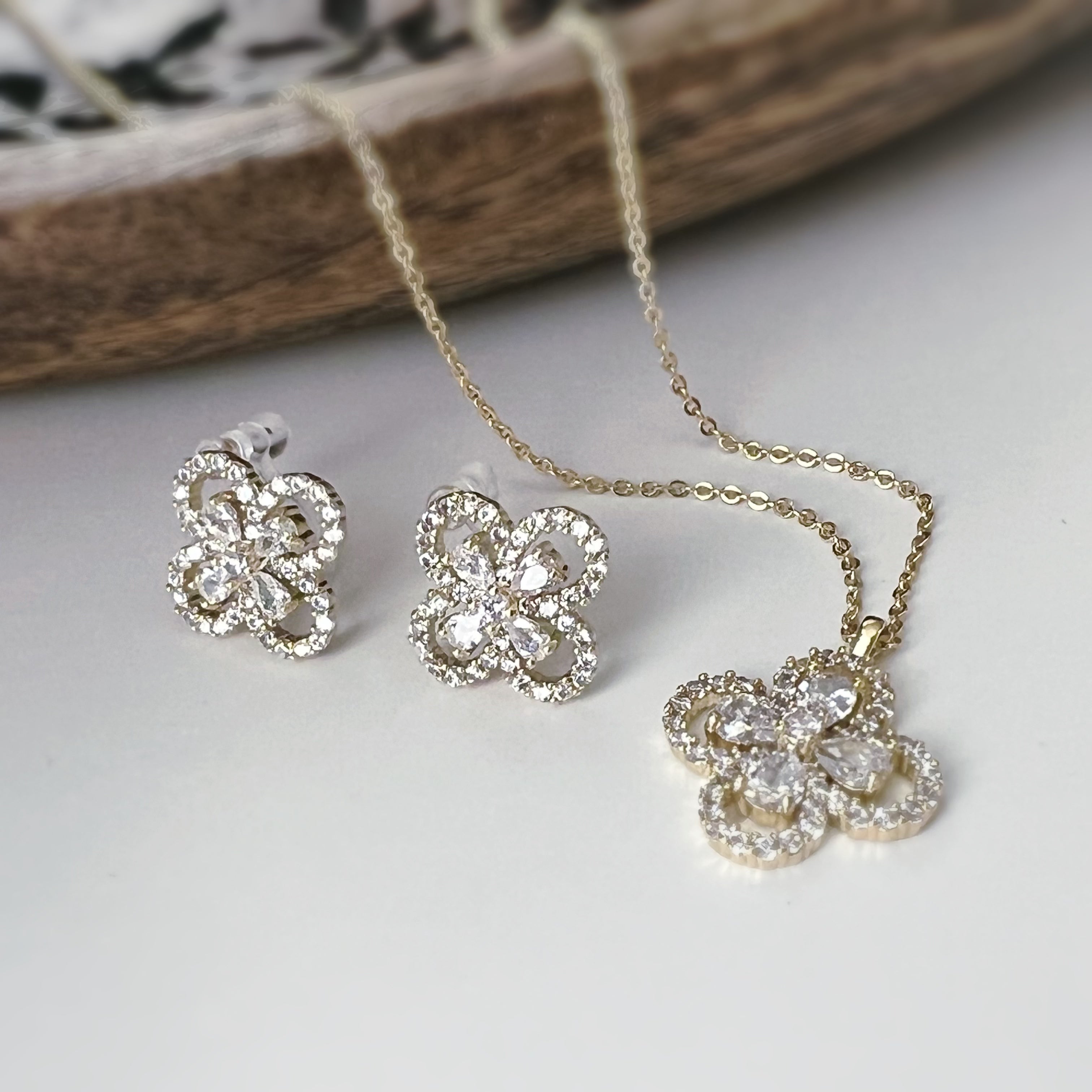 Clip d’oreilles + Collier “Fleur Élégante” – Set scintillant