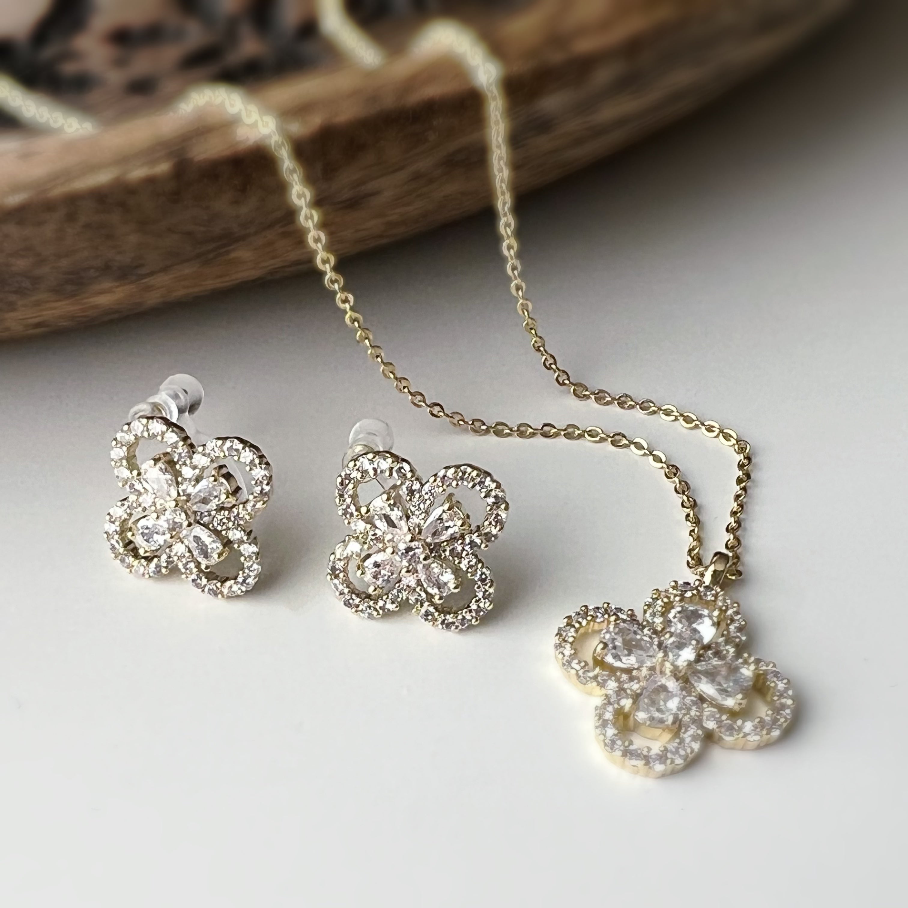 Clip d’oreilles + Collier “Fleur Élégante” – Set scintillant