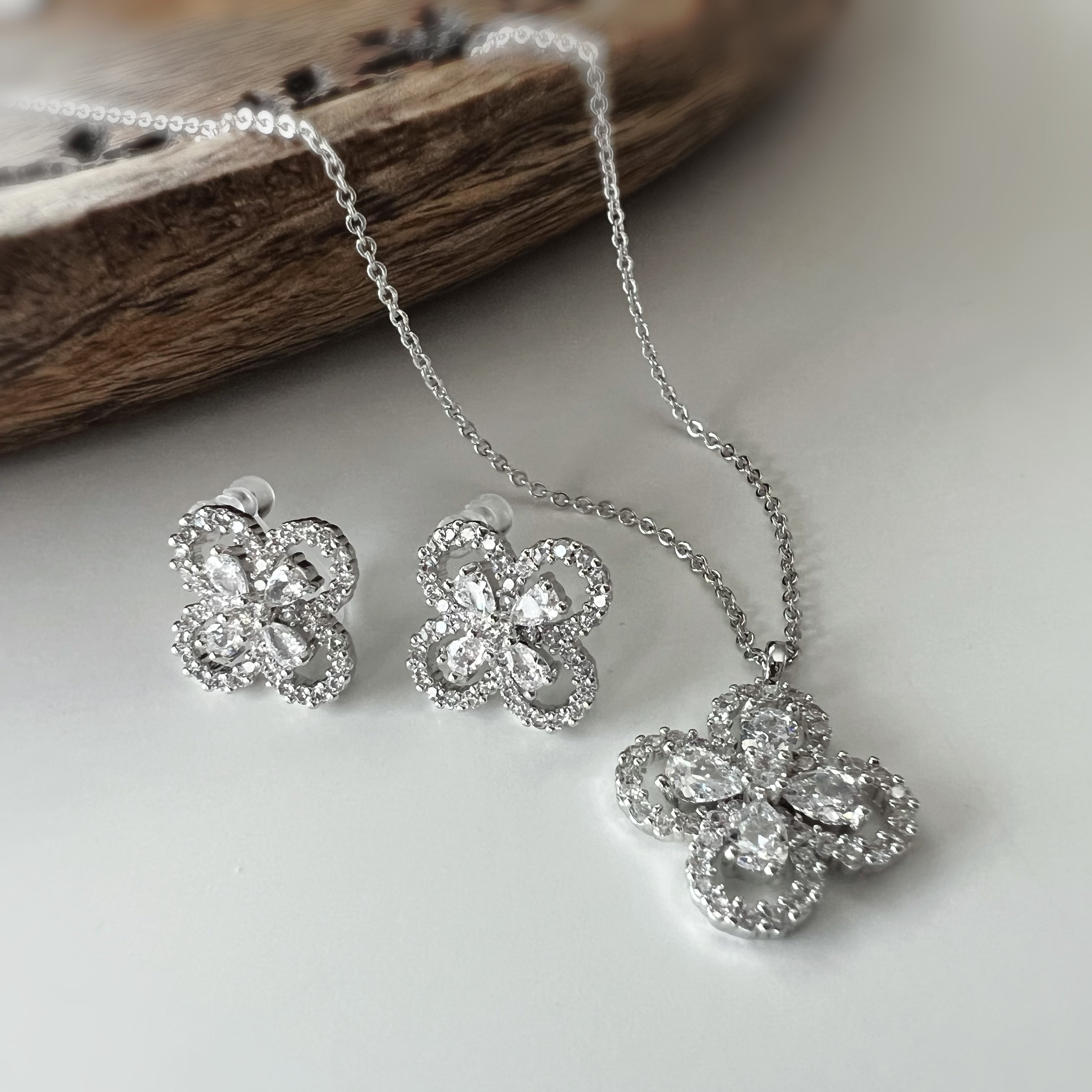 Clip d’oreilles + Collier “Fleur Élégante” – Set scintillant