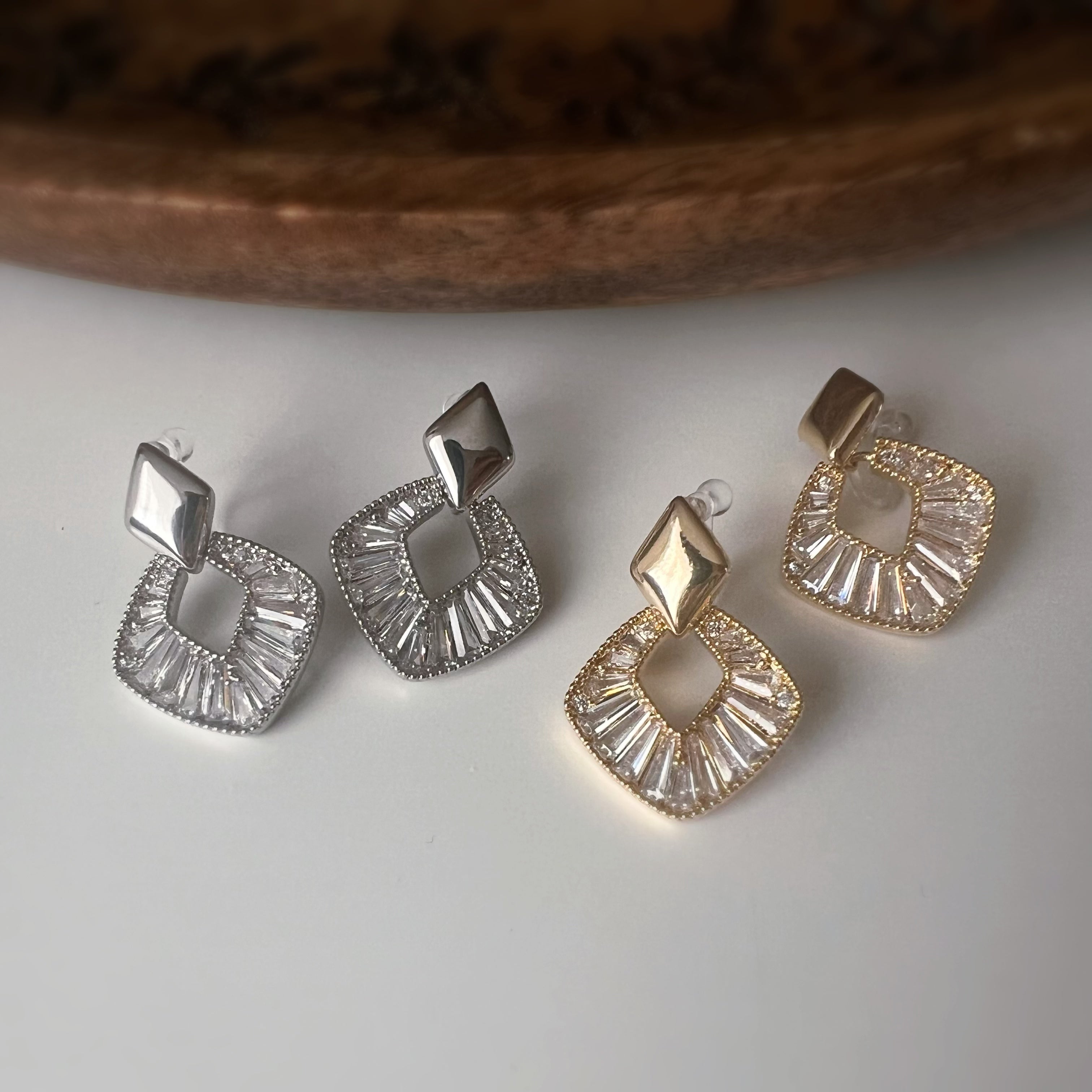 Sparkling geometric ear clips