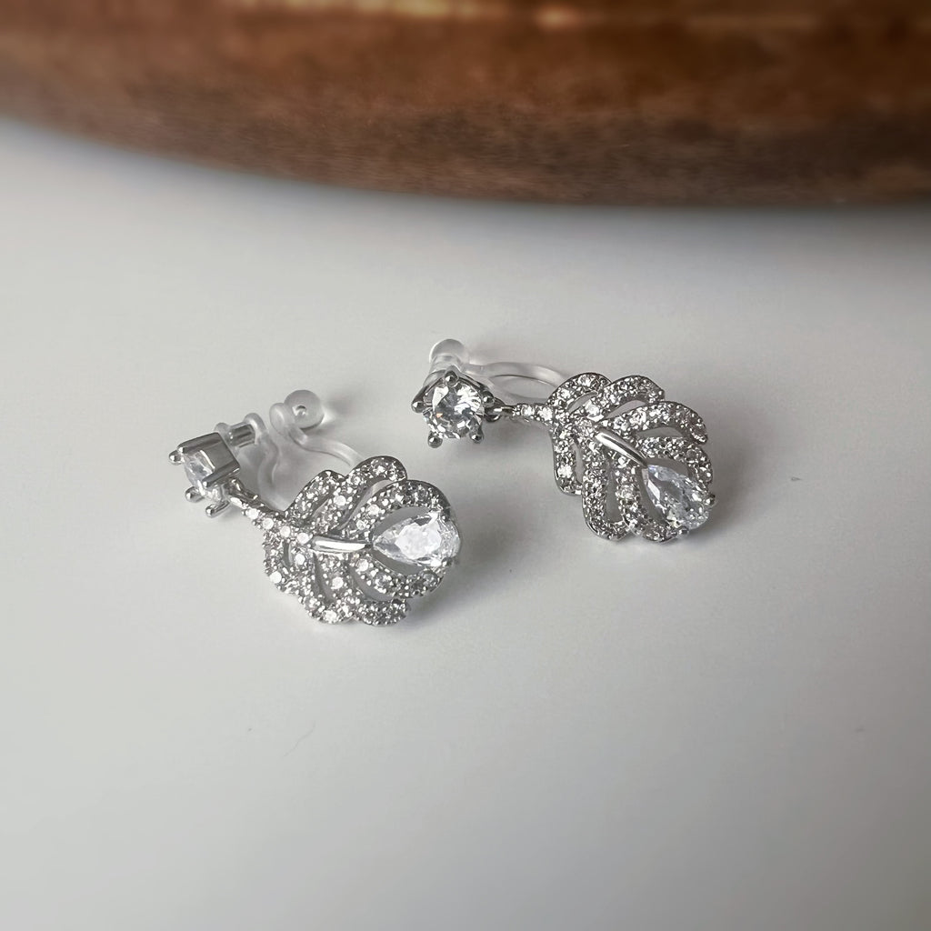 Clips d’oreilles plume scintillante – Argent / Or – Inspiration plume de phénix