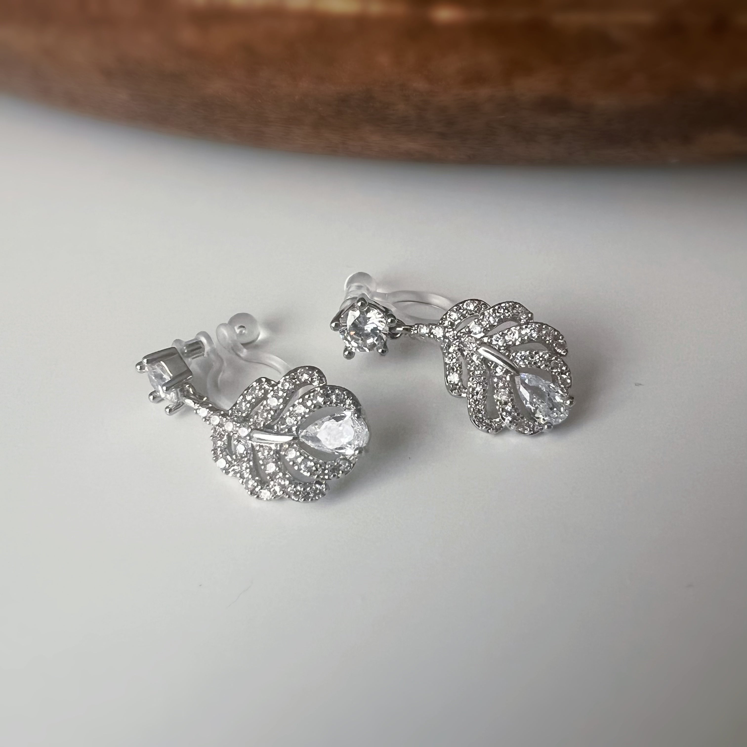 Clips d’oreilles plume scintillante – Argent / Or – Inspiration plume de phénix