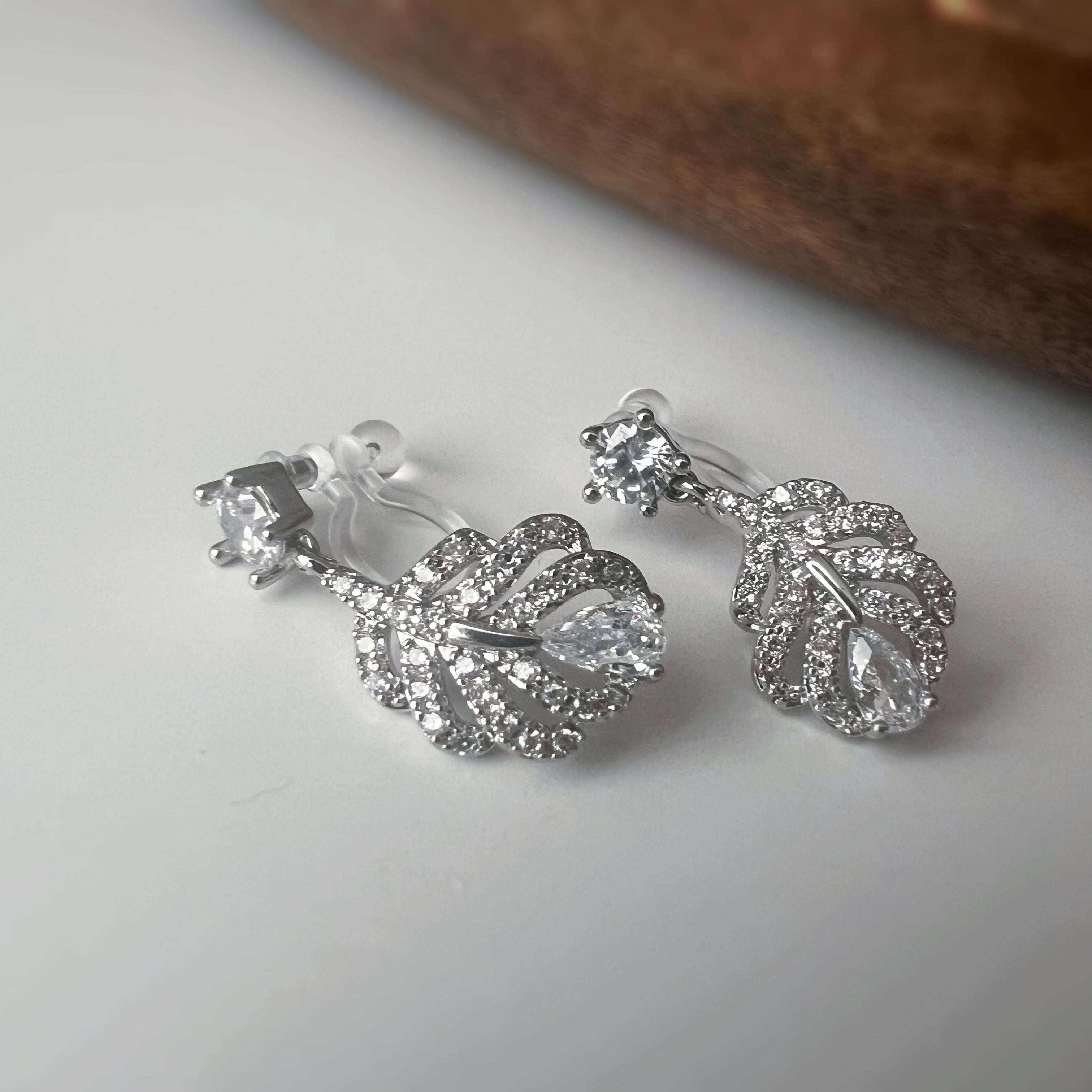 Clips d’oreilles plume scintillante – Argent / Or – Inspiration plume de phénix