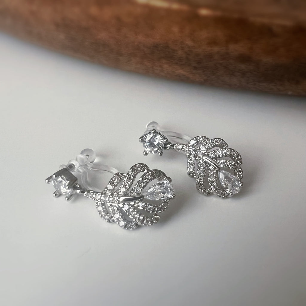 Clips d’oreilles plume scintillante – Argent / Or – Inspiration plume de phénix