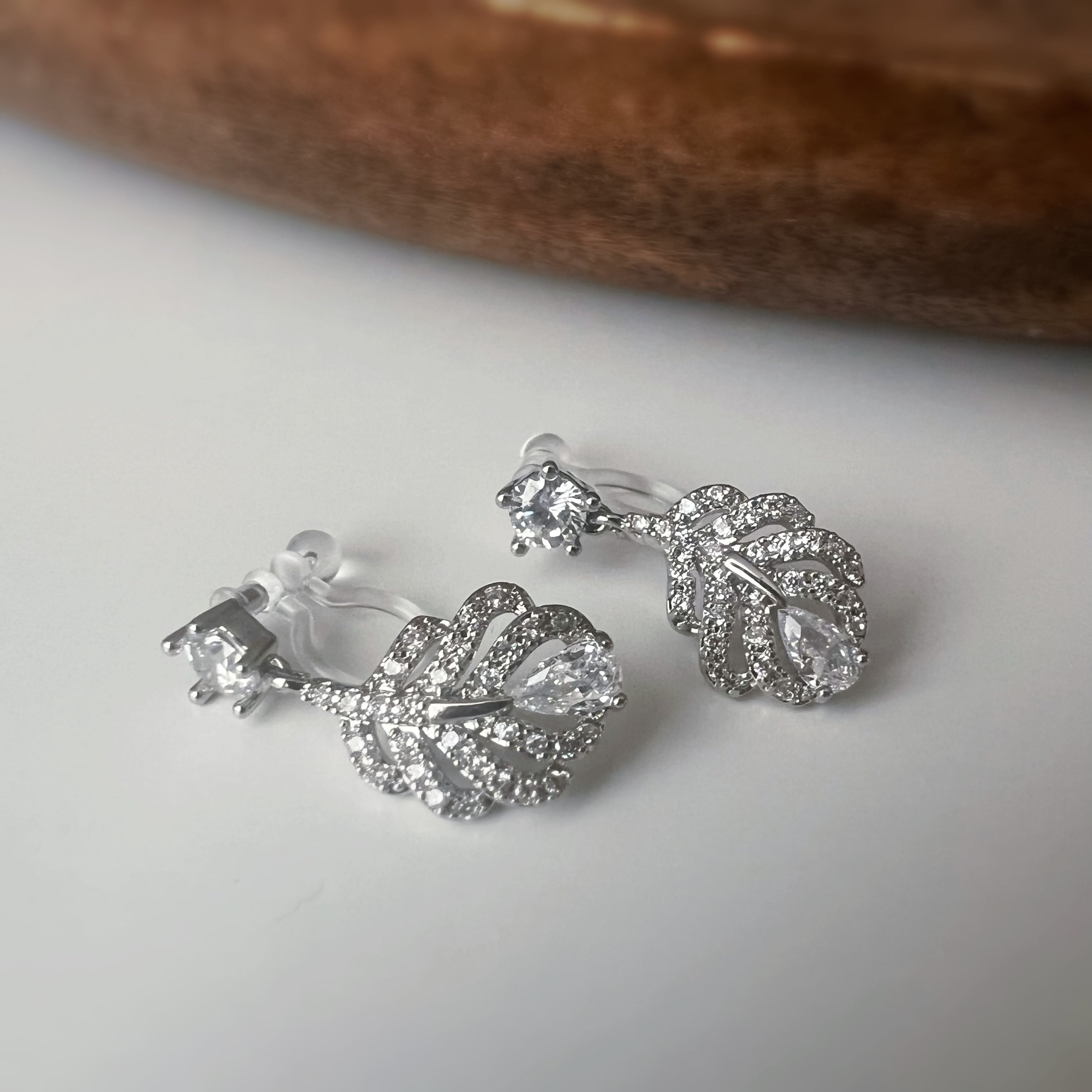 Glittering feather ear clips – Silver / Gold – Phoenix feather inspiration