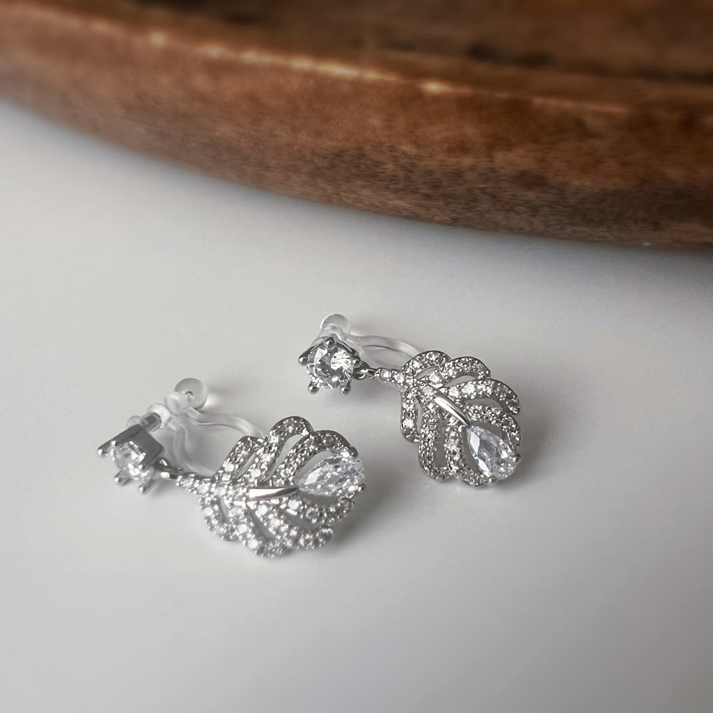 Clips d’oreilles plume scintillante – Argent / Or – Inspiration plume de phénix