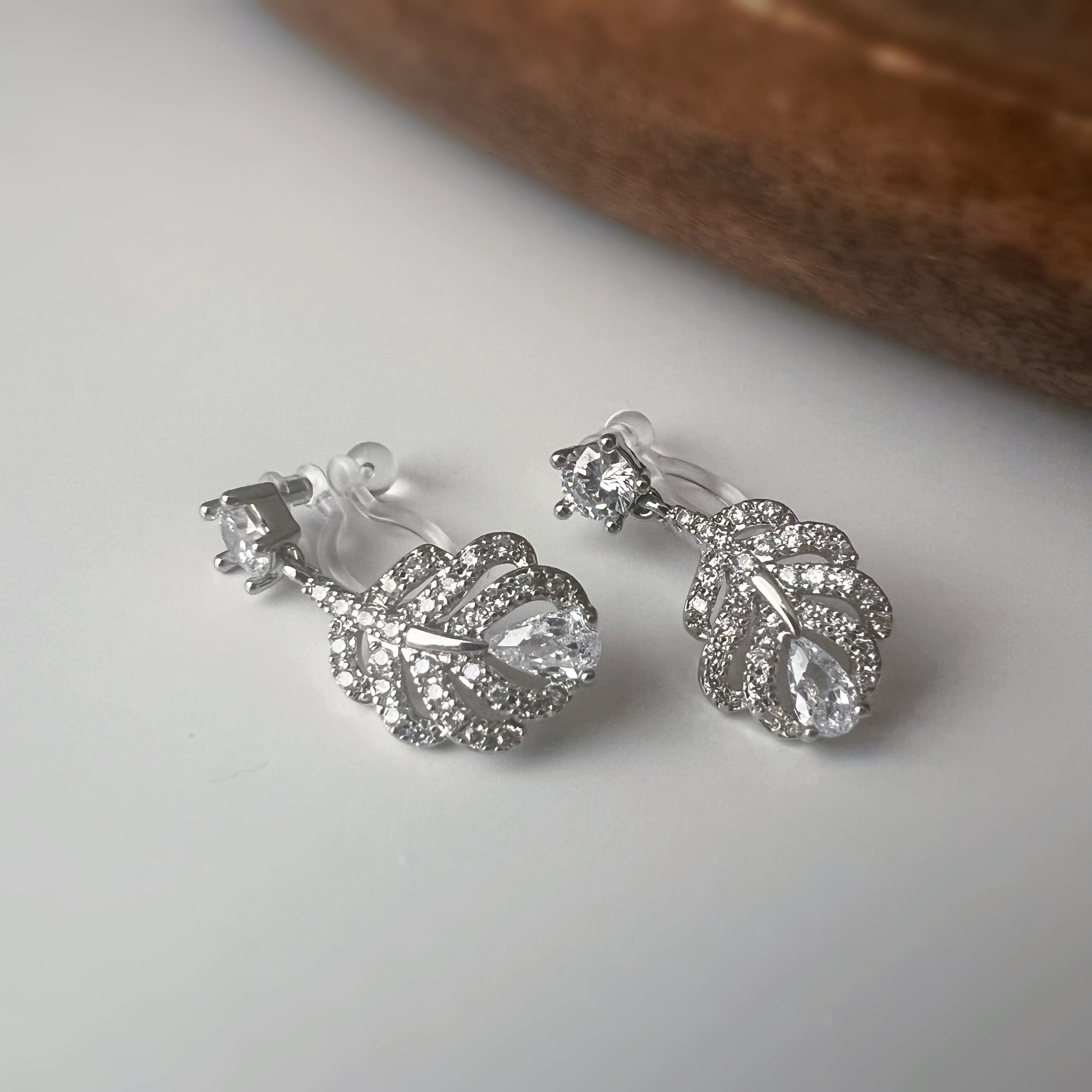 Clips d’oreilles plume scintillante – Argent / Or – Inspiration plume de phénix