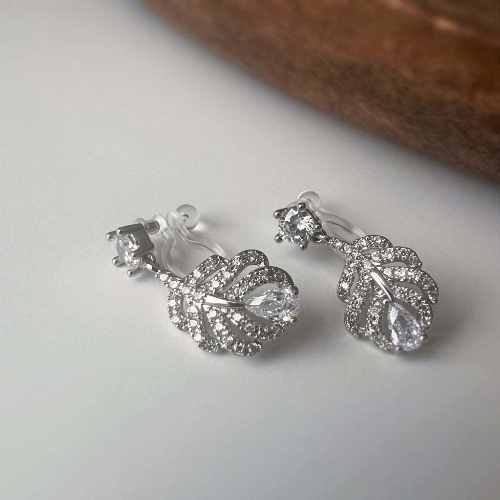 Clips d’oreilles plume scintillante – Argent / Or – Inspiration plume de phénix
