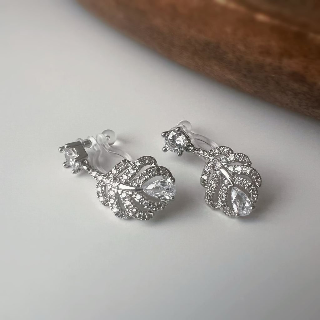 Clips d’oreilles plume scintillante – Argent / Or – Inspiration plume de phénix