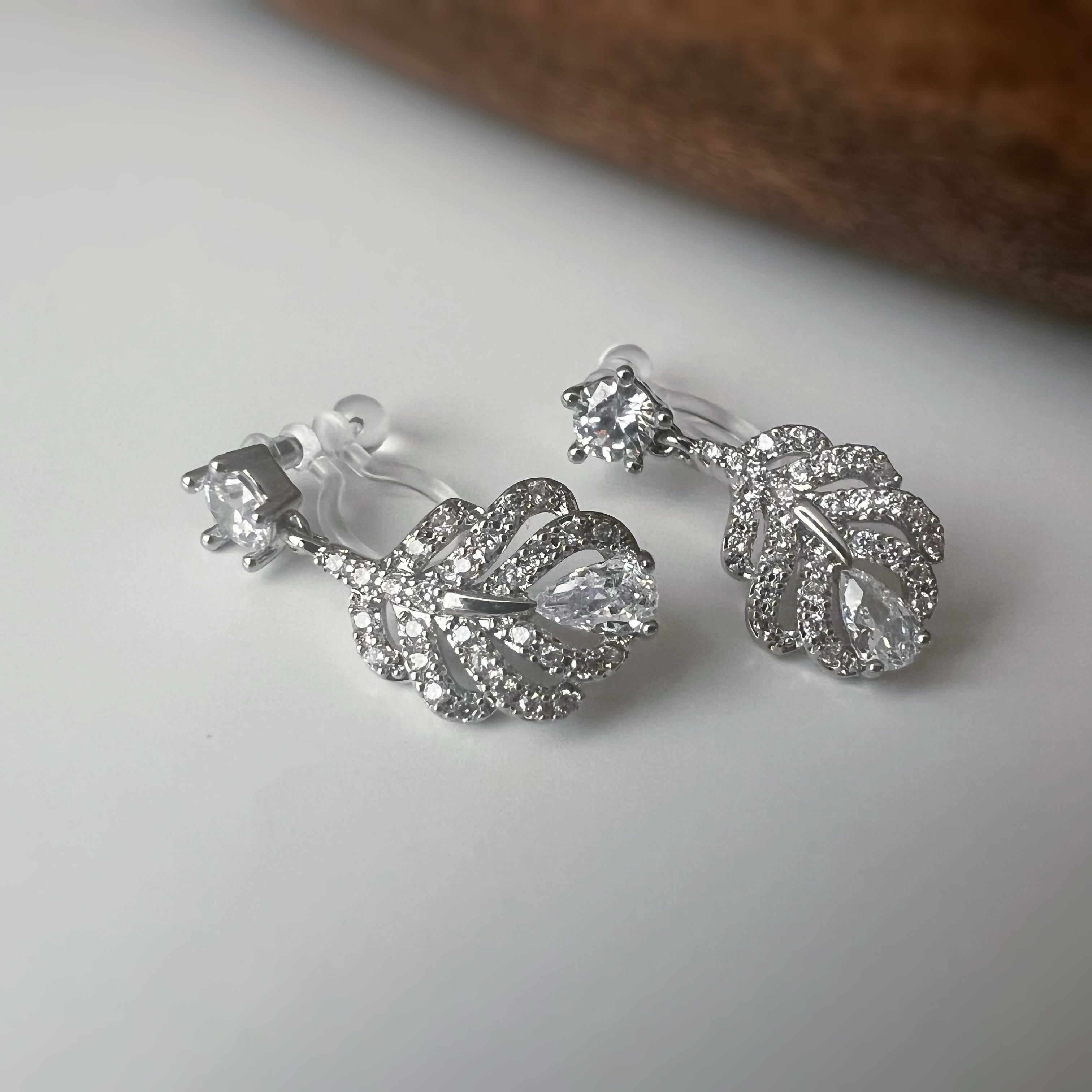 Glittering feather ear clips – Silver / Gold – Phoenix feather inspiration