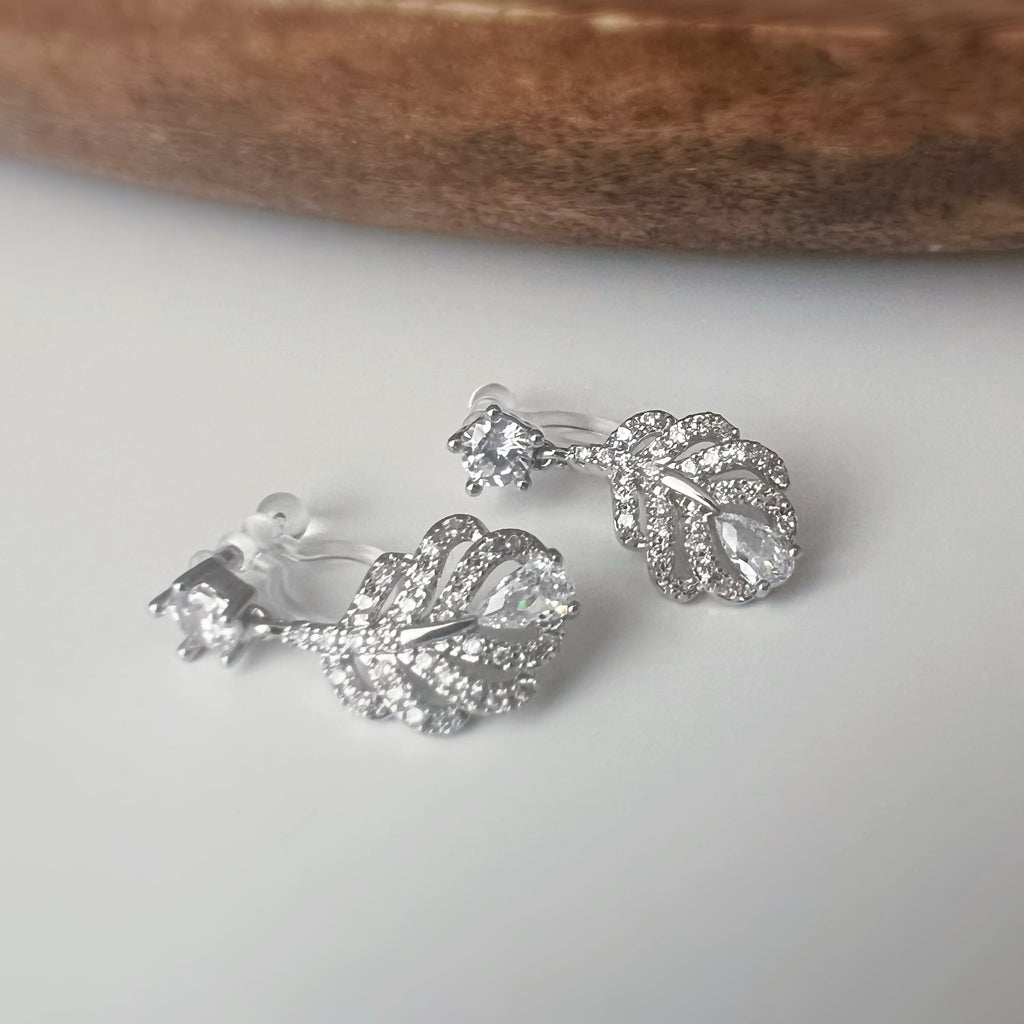 Clips d’oreilles plume scintillante – Argent / Or – Inspiration plume de phénix