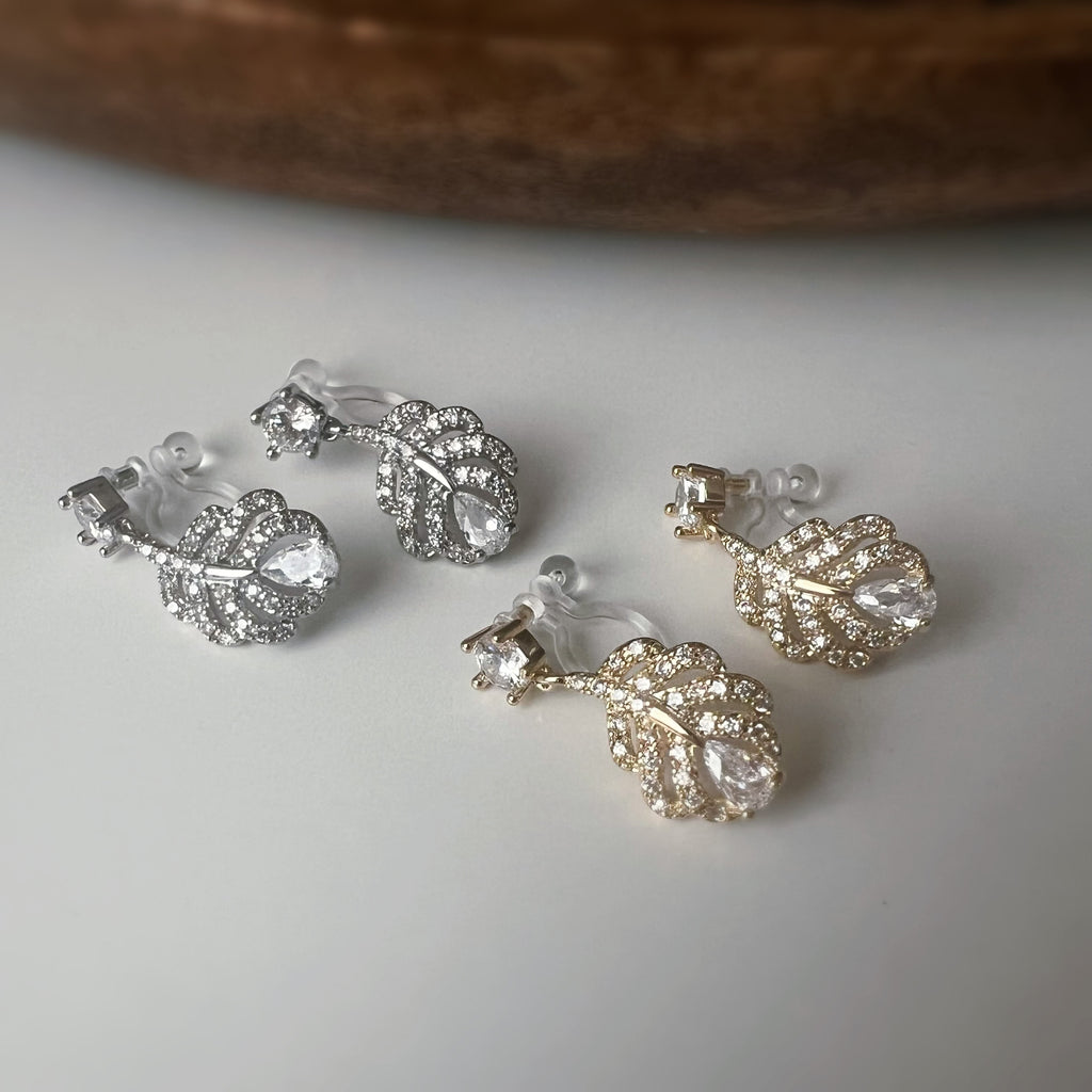 Clips d’oreilles plume scintillante – Argent / Or – Inspiration plume de phénix