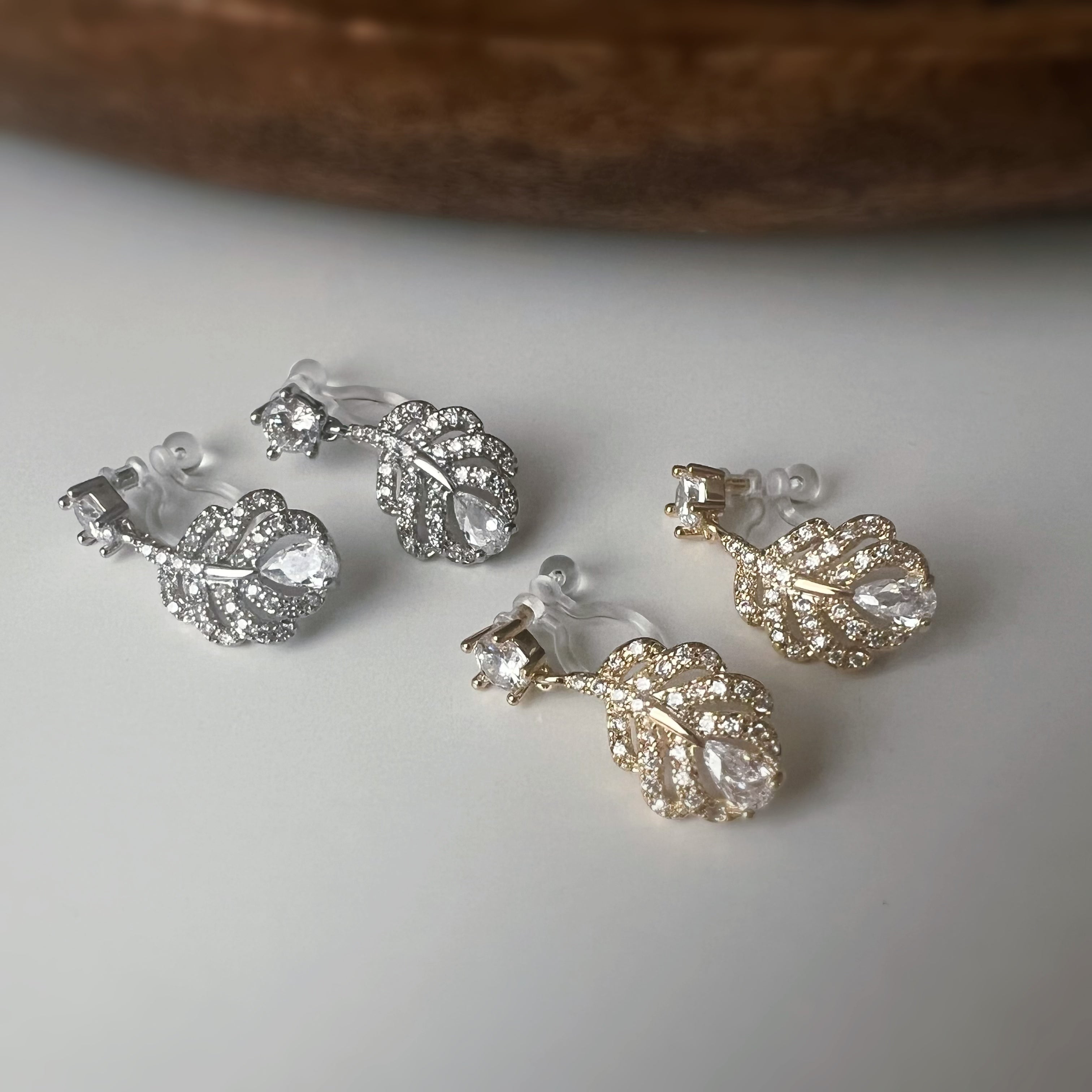 Clips d’oreilles plume scintillante – Argent / Or – Inspiration plume de phénix